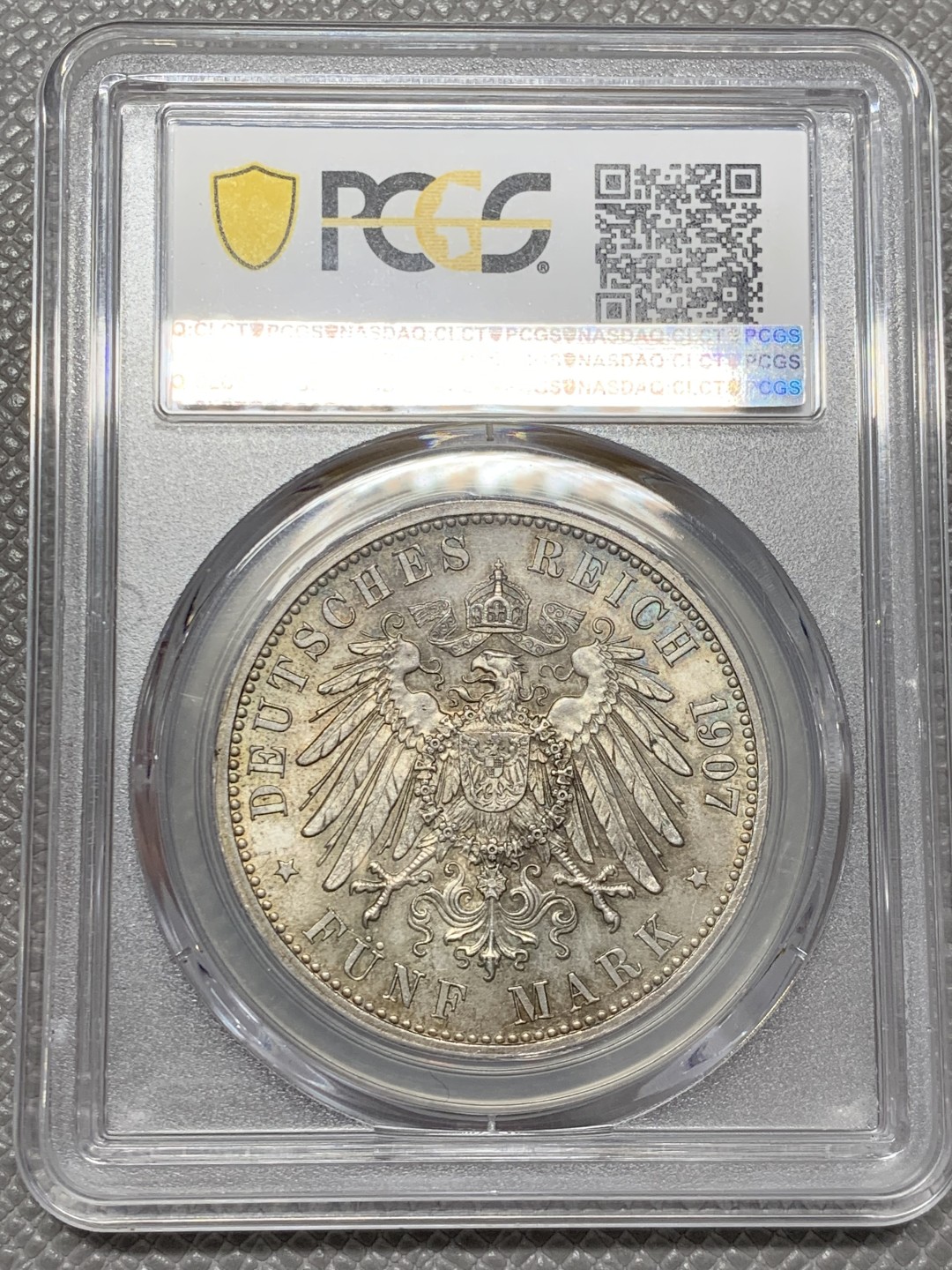 《竞宝斋》第141场-周日，周一 2场 (全场包邮) PCGS-MS64 巴登大公弗雷德里希逝世纪念，5马克银币，1907年铸造，正面为大公侧像，铭文纪录大公生平纪年（1826-1907），背面为鹰徽，诱人淡彩，细节动人