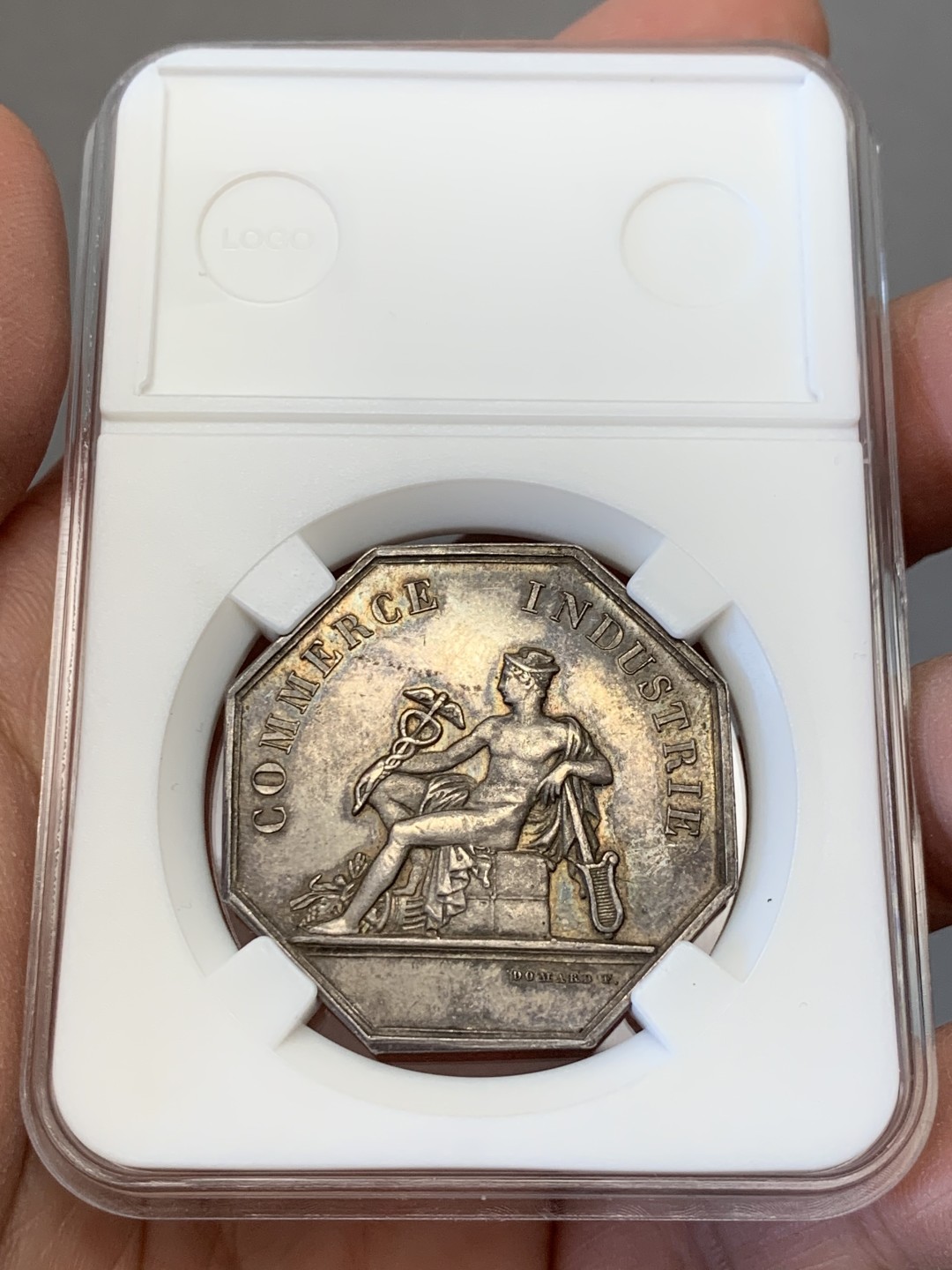 《竞宝斋》第141场-周日，周一 2场 (全场包邮) 法国八角银质代币，1860里昂储蓄银行 金色包浆，味道一流 大块头，21.03g，37mm，丰饶角边铭