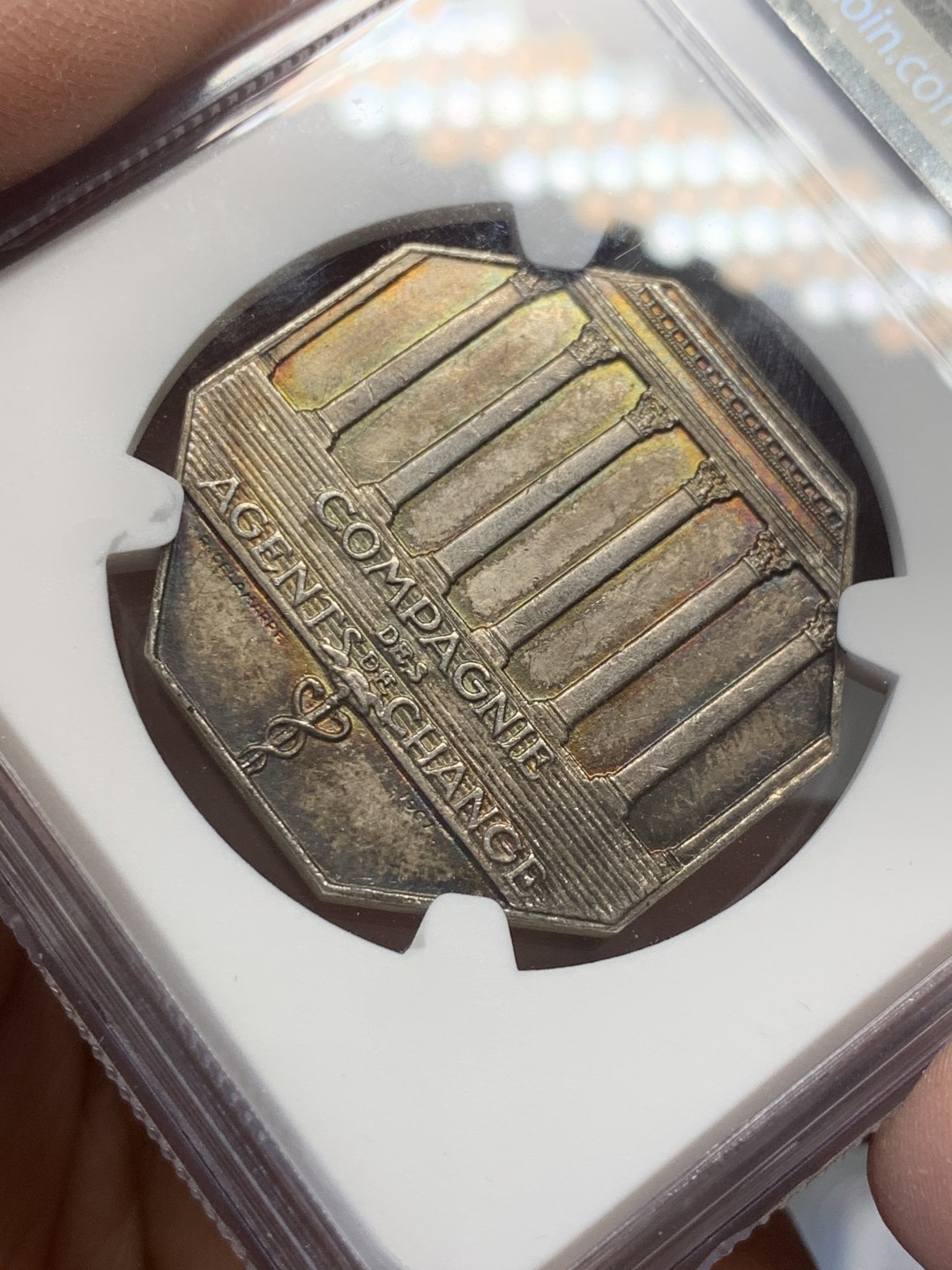 《竞宝斋》第141场-周日，周一 2场 (全场包邮) NGC MS63 1967年法国巴黎证券交易所八角银质代币 绚丽五彩包浆 非常好