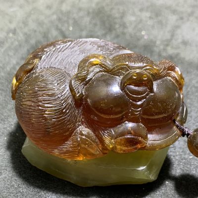 精美缅甸棕红珀雕刻福猪大把件（雕件）一个， - 精美缅甸棕红珀雕刻福猪大把件（雕件）一个，