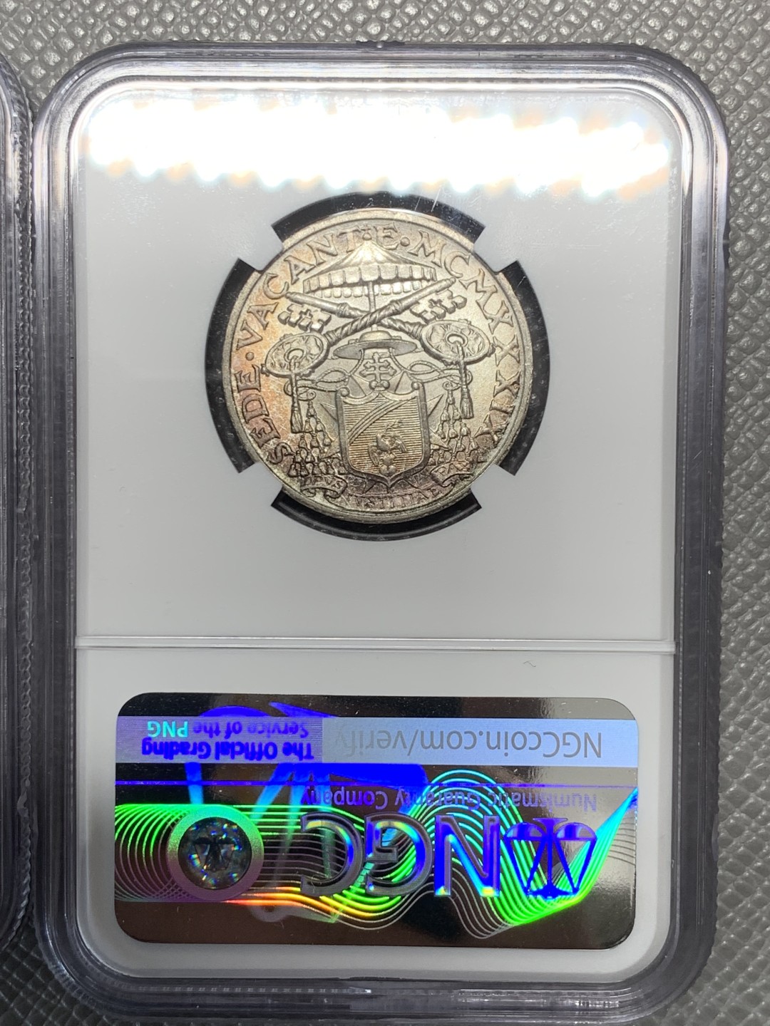 《竞宝斋》第141场-周日，周一 2场 (全场包邮) NGC MS65分 一对 梵蒂冈1939年5.10里拉两枚银币 带彩好品