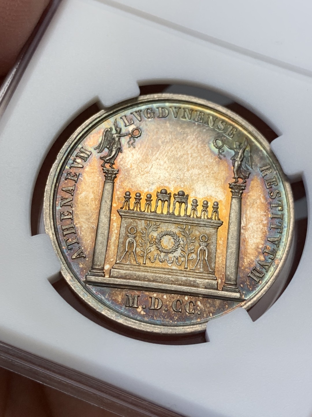 《竞宝斋》第141场-周日，周一 2场 (全场包邮) 法国银章，里昂科学文学艺术学院 金紫包浆，细节包浆一流，正面为太阳神阿波罗侧面相，15.33g，33.8mm，蜜蜂边铭（1860-1869）