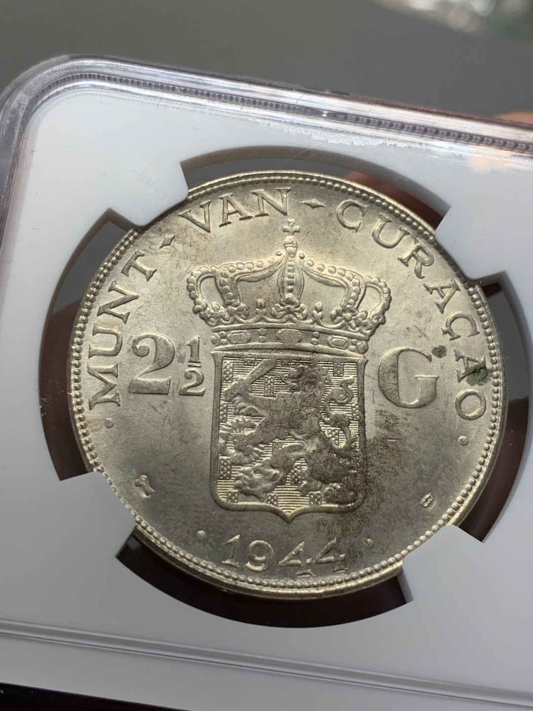 《竞宝斋》第141场-周日，周一 2场 (全场包邮) NGC MS62 荷属库拉索 1944年 威廉米娜女王 2.5盾大银币原光 殖民地系列