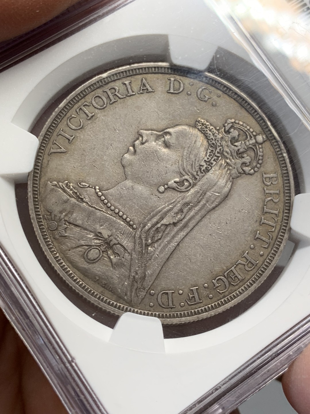 《竞宝斋》第141场-周日，周一 2场 (全场包邮) NGC AU53 英国 1887年 维多利亚女王 高冠版 马剑克朗大银币 原味包浆 出分不易