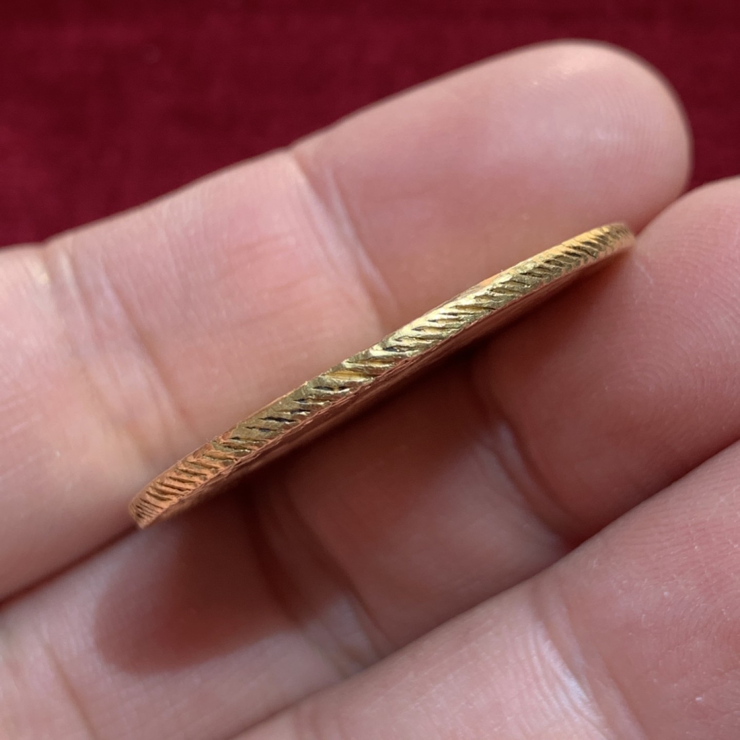 《竞宝斋》第141场-周日，周一 2场 (全场包邮) 西班牙1788年 卡洛斯三世 塞维利亚厂造 8埃斯库多大金币 稀少厂名 高价买过来评级的 NGC说表面修改没有入盒 带评级标签 重：26.35克   细节如图