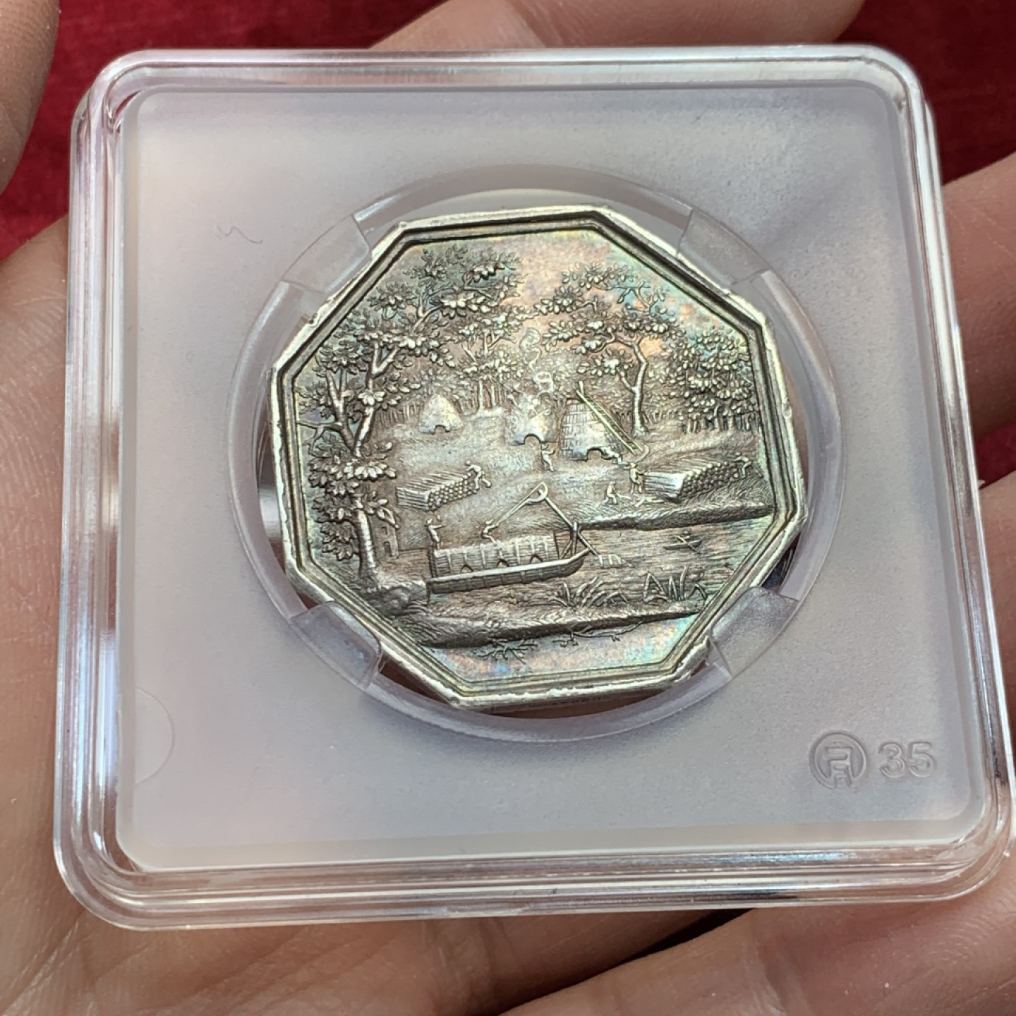 《竞宝斋》第141场-周日，周一 2场 (全场包邮) 法国八角银质代币 1820年巴黎木材工业煤炭贸易公司（小名誉品），在茂盛的丛林之中，烟囱与塞纳河相伴，一艘满载的大船经过，细节满满，金色包浆不容错过，18.62g，34mm，手指边铭