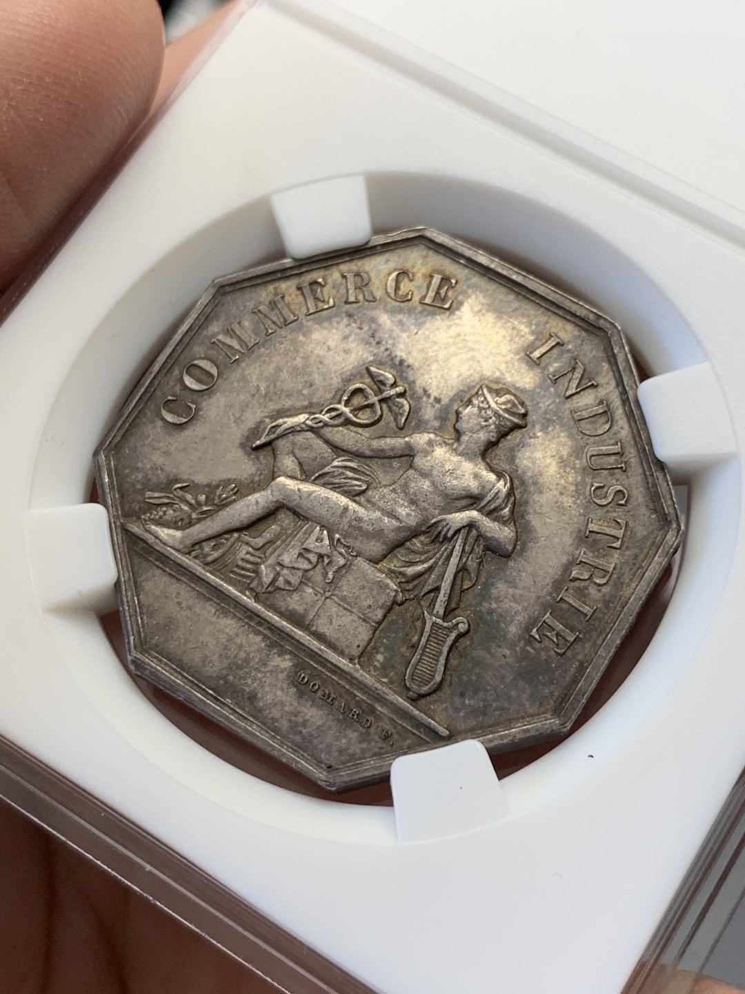 《竞宝斋》第141场-周日，周一 2场 (全场包邮) 法国八角银质代币，1860里昂储蓄银行 金色包浆，味道一流 大块头，21.03g，37mm，丰饶角边铭