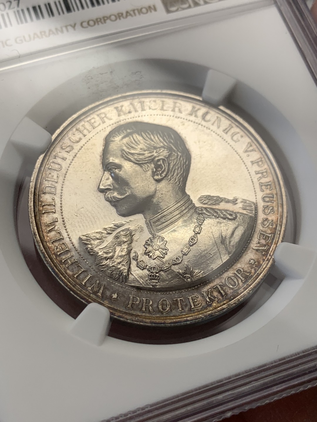 《竞宝斋》第141场-周日，周一 2场 (全场包邮) NGC-MS61 19世纪末 德国威廉二世银章 类镜面pl底板，靓丽环彩包浆，状态出色 细节满满