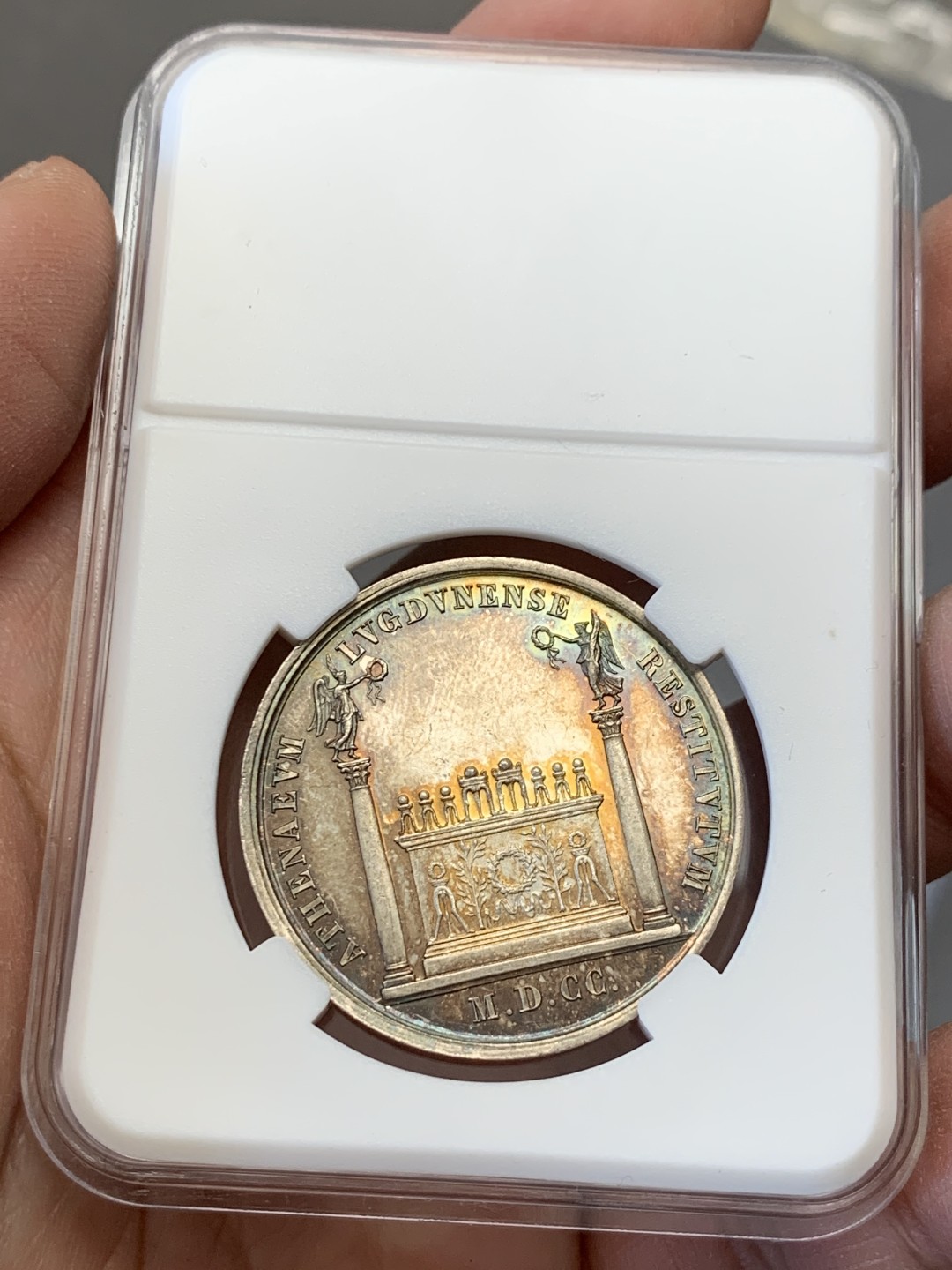 《竞宝斋》第141场-周日，周一 2场 (全场包邮) 法国银章，里昂科学文学艺术学院 金紫包浆，细节包浆一流，正面为太阳神阿波罗侧面相，15.33g，33.8mm，蜜蜂边铭（1860-1869）