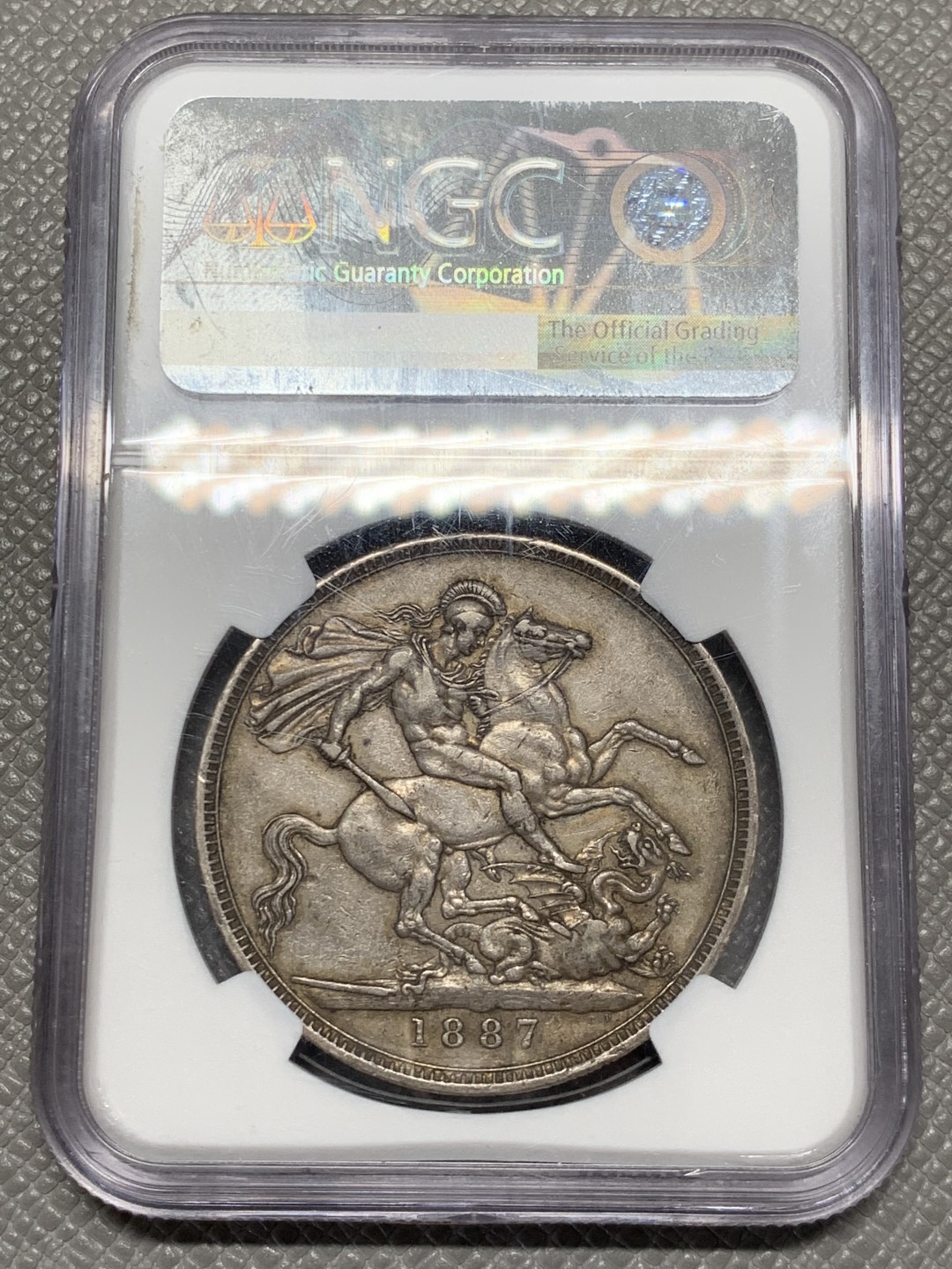 《竞宝斋》第141场-周日，周一 2场 (全场包邮) NGC AU53 英国 1887年 维多利亚女王 高冠版 马剑克朗大银币 原味包浆 出分不易