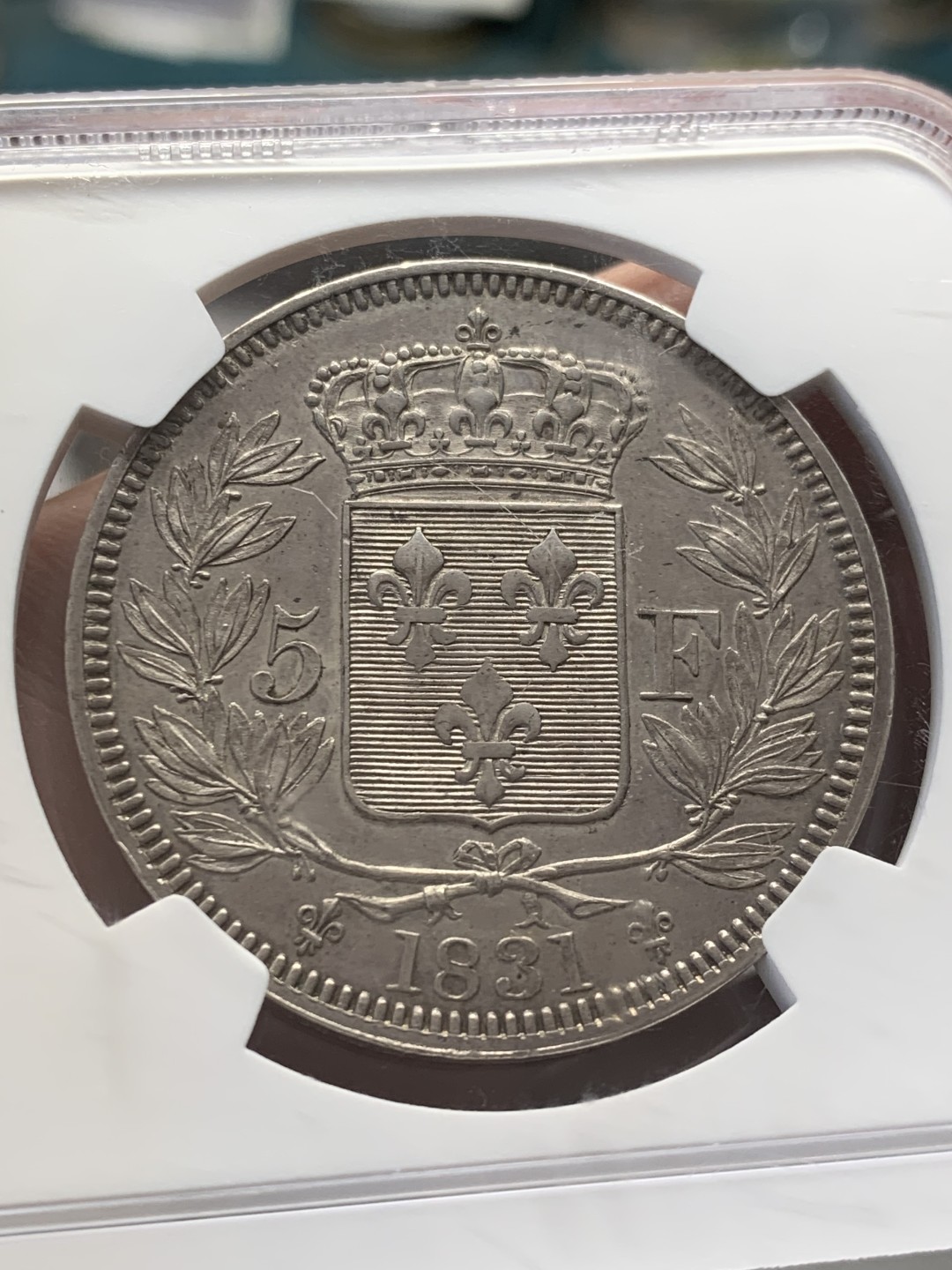 《竞宝斋》第141场-周日，周一 2场 (全场包邮) NGC-MS62 1831年法国亨利五世5法郎样币 亨利五世仅仅做了7天的法国国王就被迫让位给路易菲利普，他是正统派的拥立对象。此币铁灰包浆，状态不错