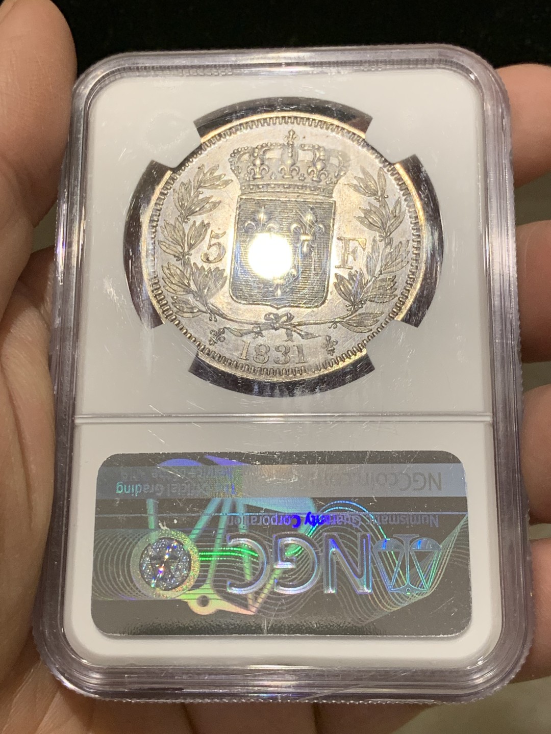 《竞宝斋》第141场-周日，周一 2场 (全场包邮) NGC-MS62 1831年法国亨利五世5法郎样币 亨利五世仅仅做了7天的法国国王就被迫让位给路易菲利普，他是正统派的拥立对象。此币铁灰包浆，状态不错