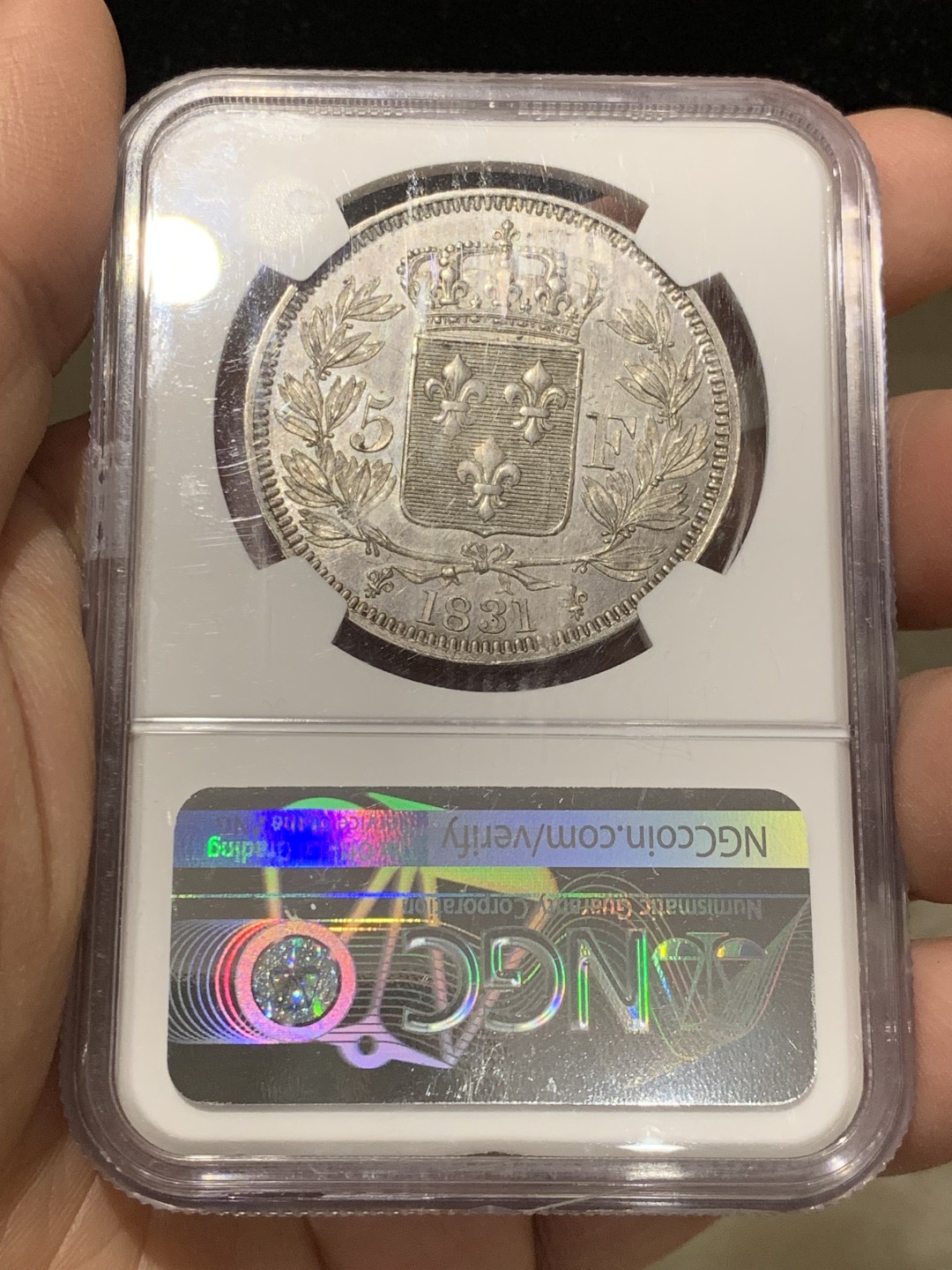 《竞宝斋》第141场-周日，周一 2场 (全场包邮) NGC-MS62 1831年法国亨利五世5法郎样币 亨利五世仅仅做了7天的法国国王就被迫让位给路易菲利普，他是正统派的拥立对象。此币铁灰包浆，状态不错