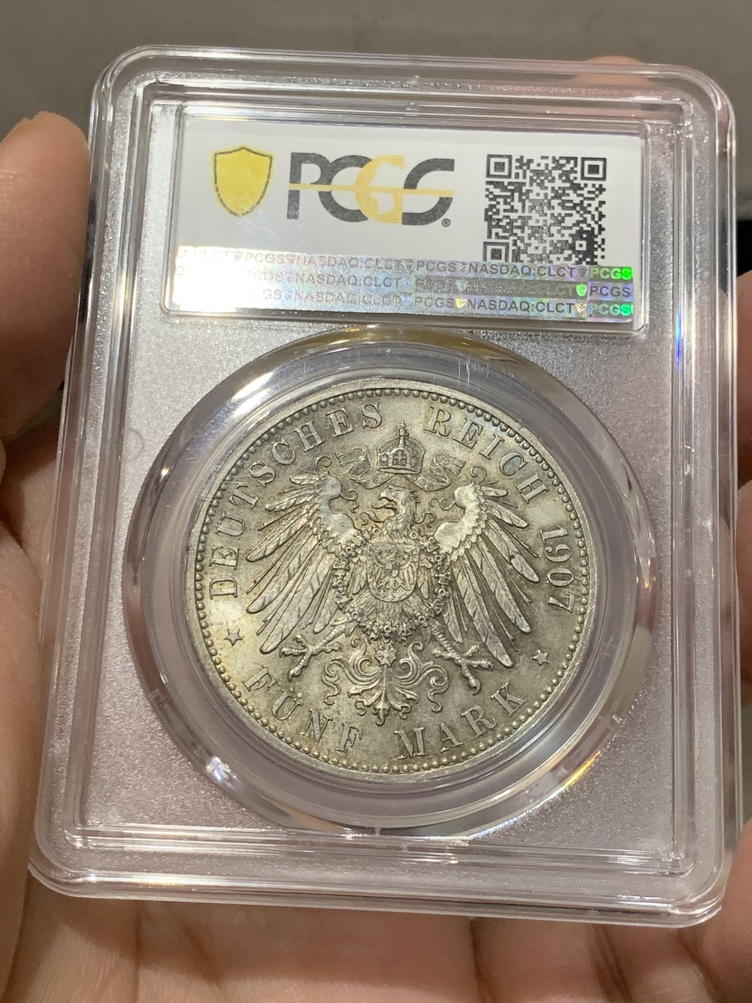 《竞宝斋》第141场-周日，周一 2场 (全场包邮) PCGS-MS64 巴登大公弗雷德里希逝世纪念，5马克银币，1907年铸造，正面为大公侧像，铭文纪录大公生平纪年（1826-1907），背面为鹰徽，诱人淡彩，细节动人