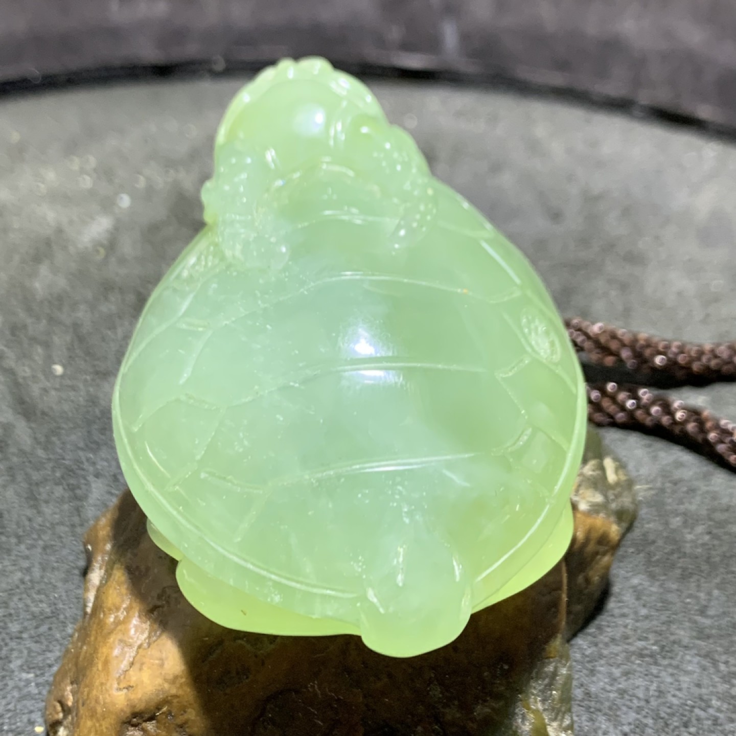 精美岫玉180料雕刻龙龟把件一个