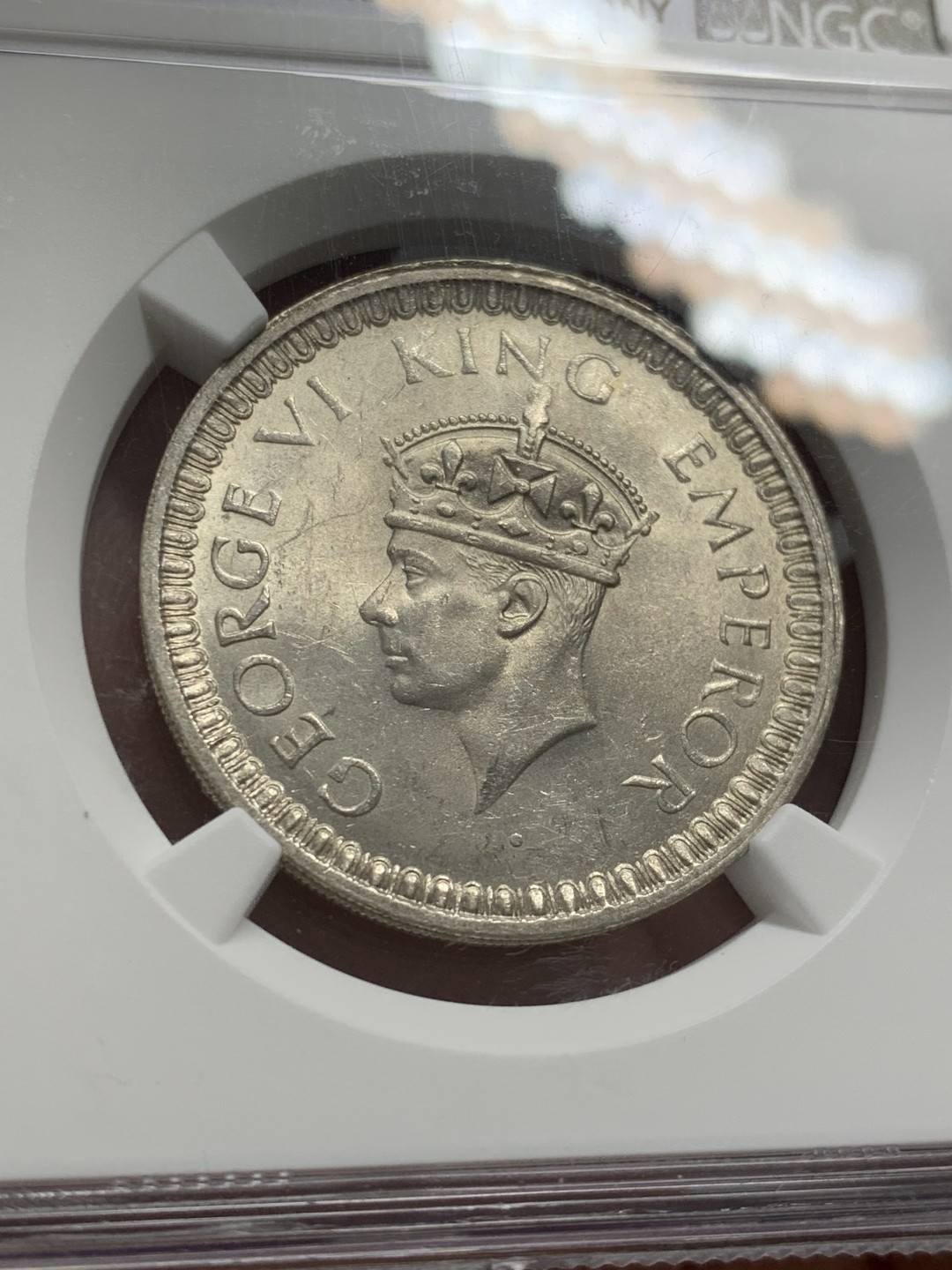 《竞宝斋》第141场-周日，周一 2场 (全场包邮) NGC-MS62 1942年（B） 1卢比 乔治六世 银币 原光 少见年份