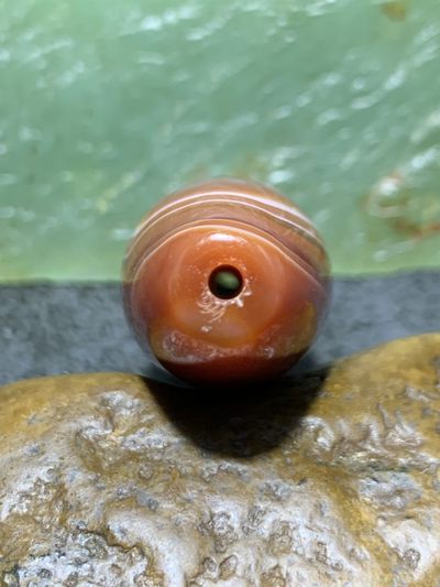 仅此一颗！精美高润度红沁天眼纹药师玛瑙天珠形桶珠一颗， 仅此一颗！精美高润度红沁天眼纹药师玛瑙天珠形桶珠一颗，