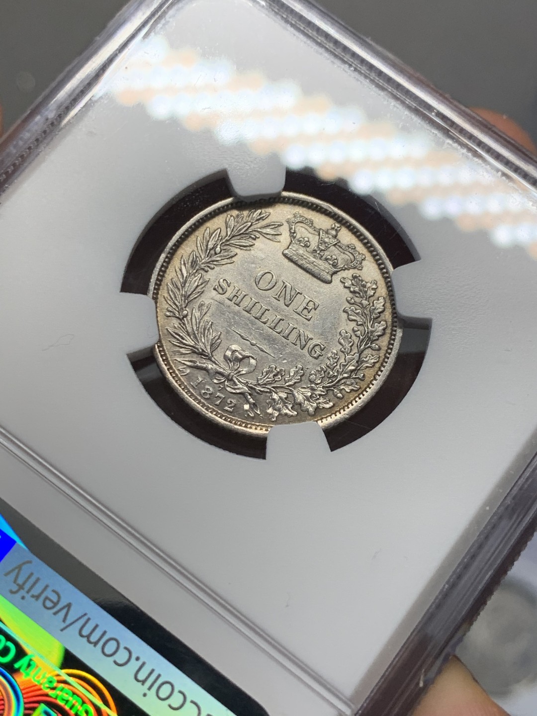 《竞宝斋》第141场-周日，周一 2场 (全场包邮) NGC-AU 英国1872年 维多利亚女王年轻版 1先令银币 带彩包浆 非常漂亮