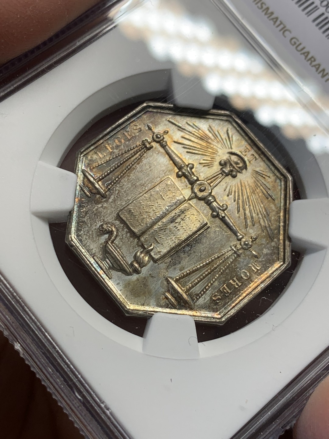 《竞宝斋》第141场-周日，周一 2场 (全场包邮) NGC-MS64 法国马恩河畔诺让 十九世纪天平 八角代币JETON 银制 五彩包浆