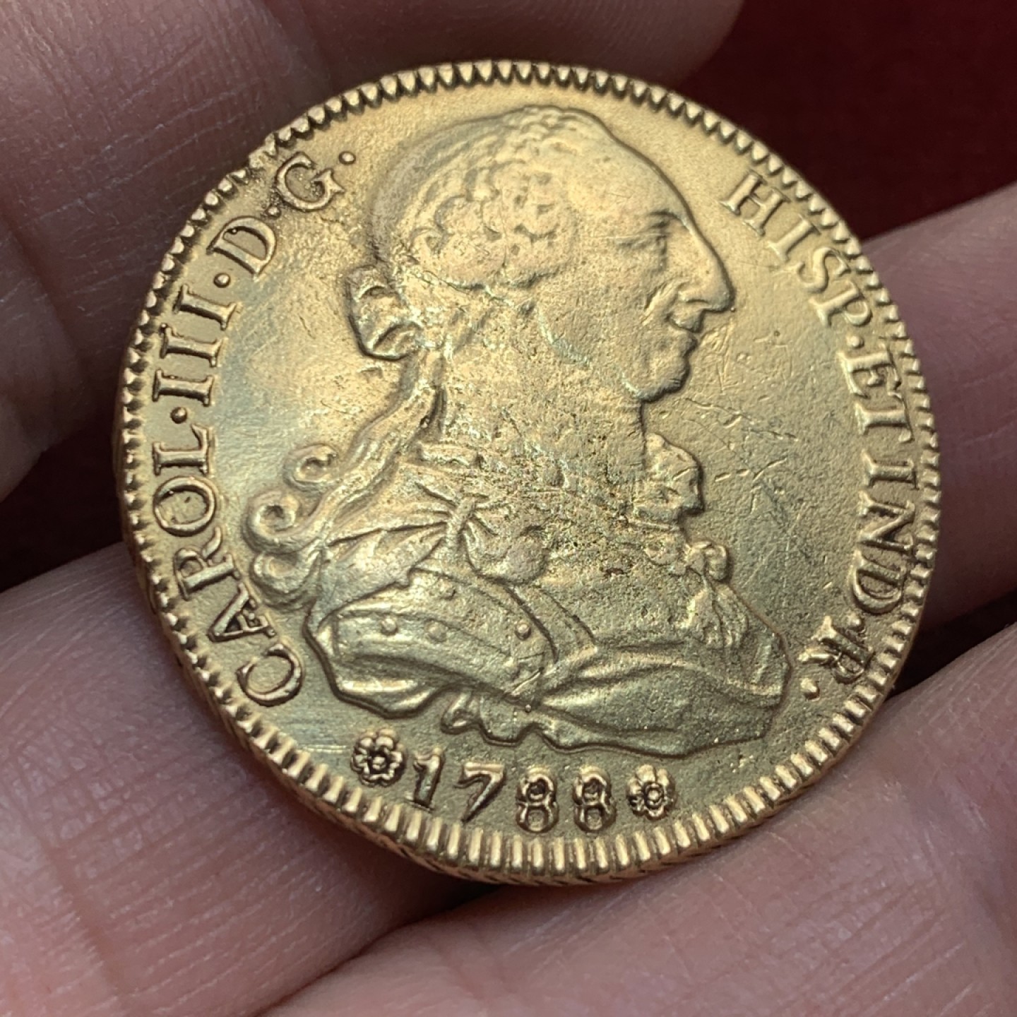 《竞宝斋》第141场-周日，周一 2场 (全场包邮) 西班牙1788年 卡洛斯三世 塞维利亚厂造 8埃斯库多大金币 稀少厂名 高价买过来评级的 NGC说表面修改没有入盒 带评级标签 重：26.35克   细节如图