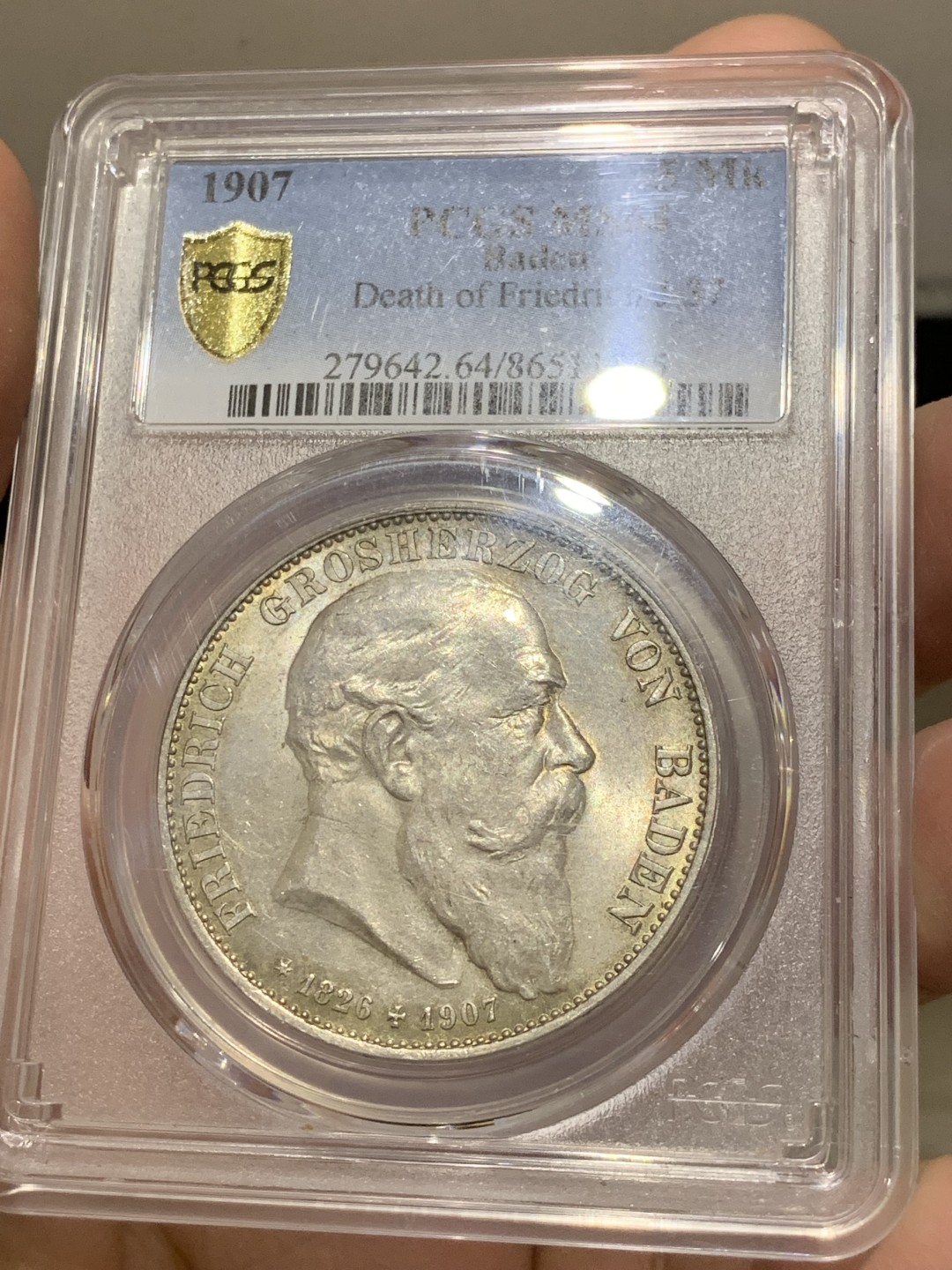 《竞宝斋》第141场-周日，周一 2场 (全场包邮) PCGS-MS64 巴登大公弗雷德里希逝世纪念，5马克银币，1907年铸造，正面为大公侧像，铭文纪录大公生平纪年（1826-1907），背面为鹰徽，诱人淡彩，细节动人
