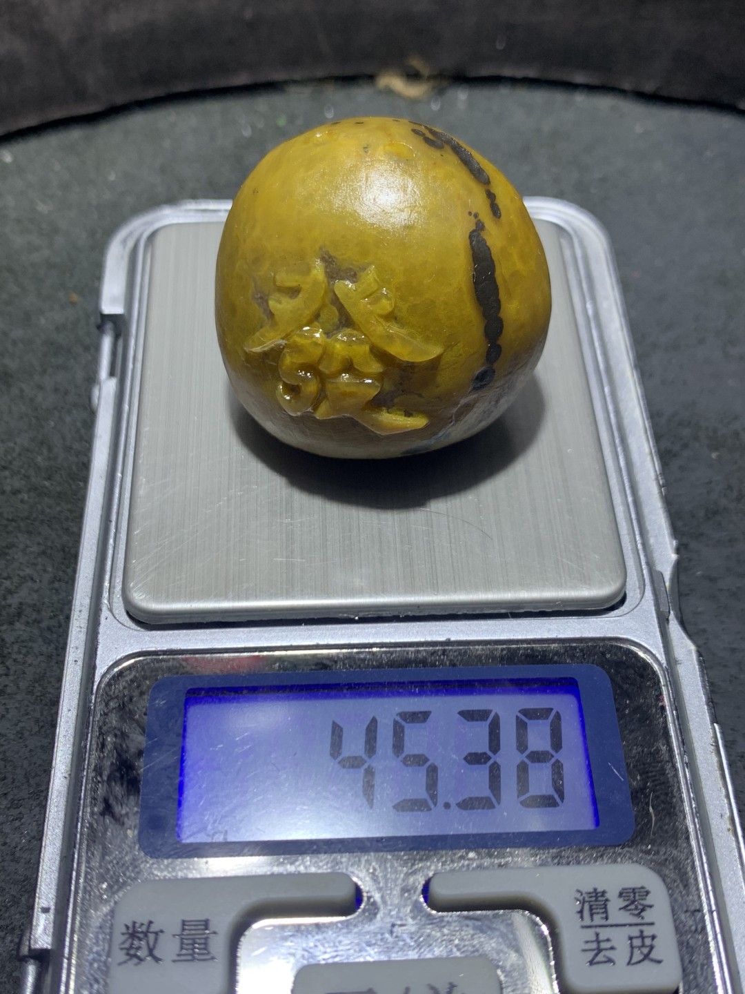 精美亚光蛛网形原皮战国红玛瑙手工俏色巧雕知足常乐把件一个