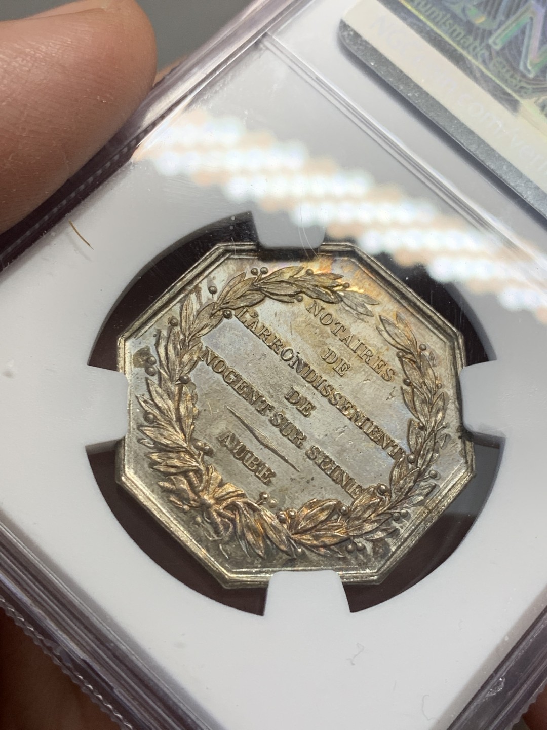 《竞宝斋》第141场-周日，周一 2场 (全场包邮) NGC-MS64 法国马恩河畔诺让 十九世纪天平 八角代币JETON 银制 五彩包浆