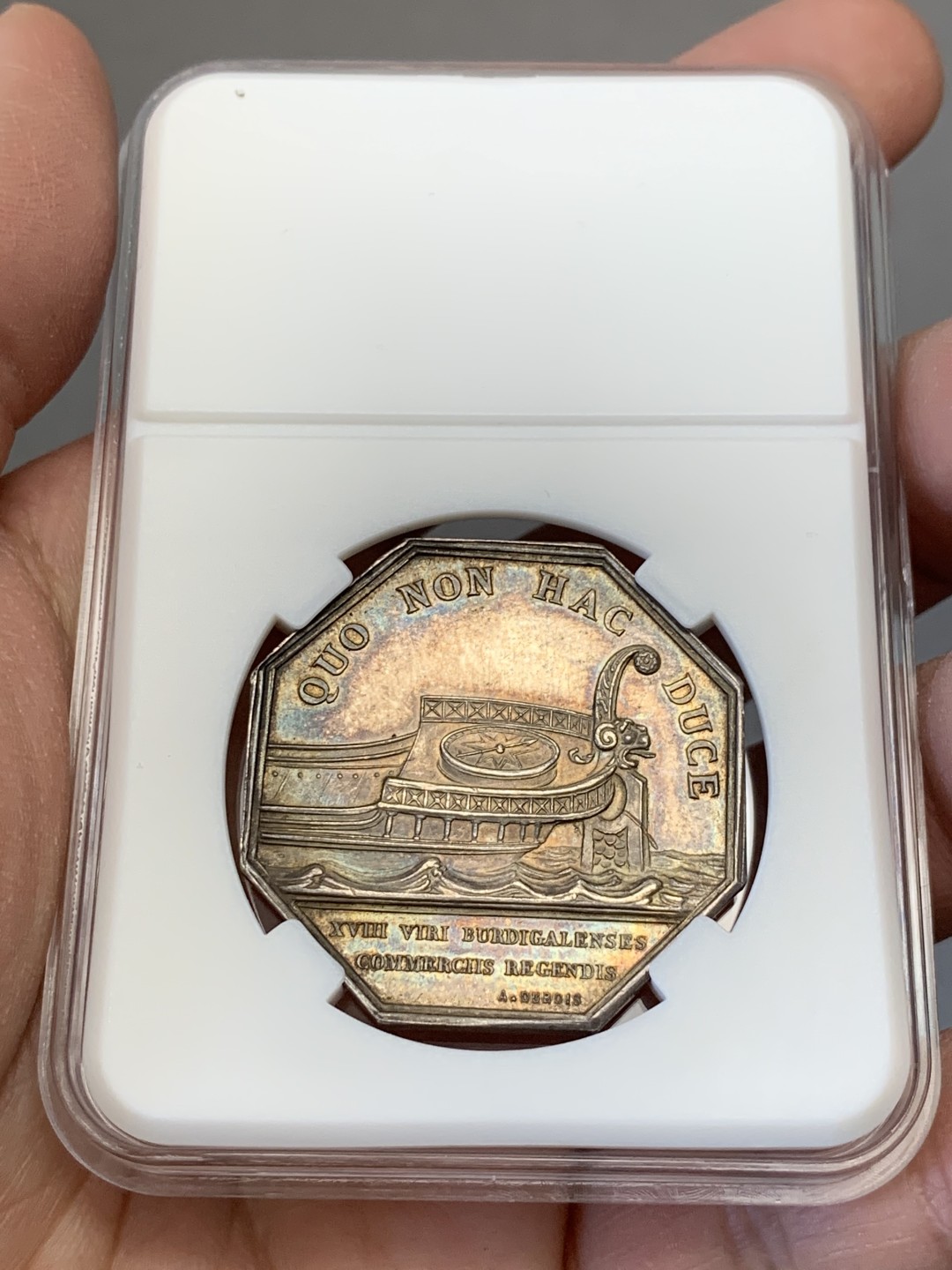 《竞宝斋》第141场-周日，周一 2场 (全场包邮) 法国八角银质代币，1860里昂储蓄银行 金色包浆，味道一流 大块头，21.03g，37mm，丰饶角边铭