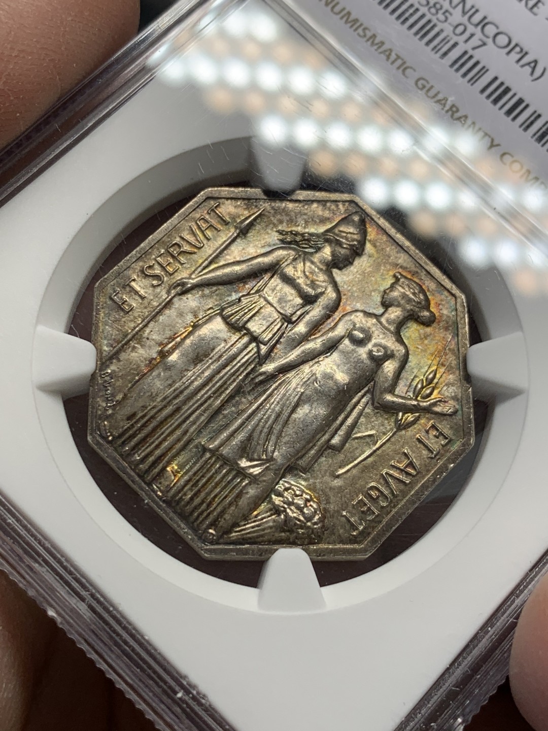 《竞宝斋》第141场-周日，周一 2场 (全场包邮) NGC MS63 1967年法国巴黎证券交易所八角银质代币 绚丽五彩包浆 非常好