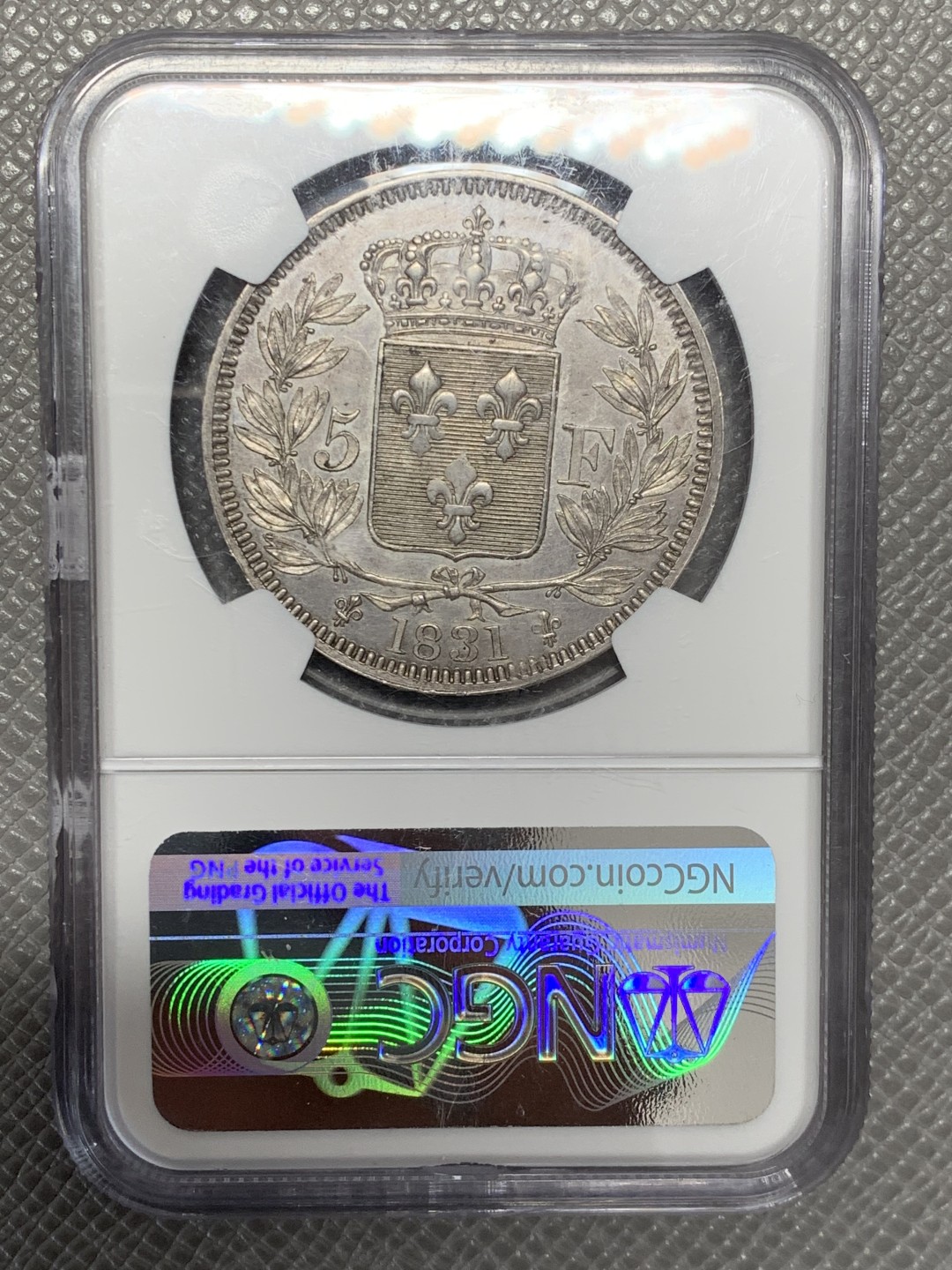 《竞宝斋》第141场-周日，周一 2场 (全场包邮) NGC-MS62 1831年法国亨利五世5法郎样币 亨利五世仅仅做了7天的法国国王就被迫让位给路易菲利普，他是正统派的拥立对象。此币铁灰包浆，状态不错