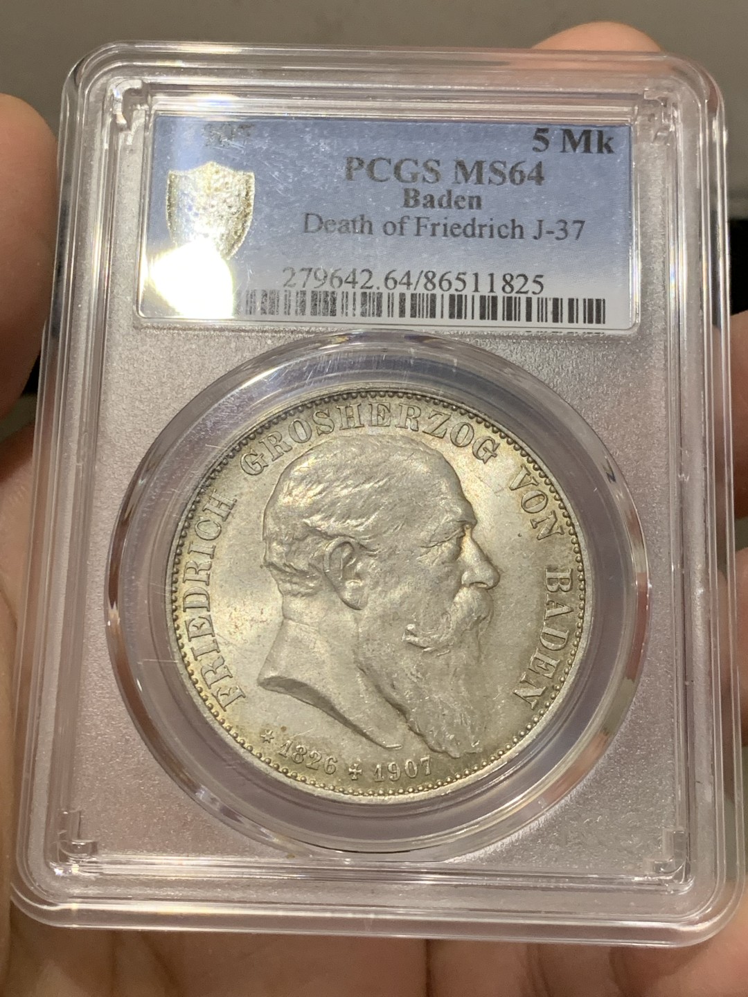 《竞宝斋》第141场-周日，周一 2场 (全场包邮) PCGS-MS64 巴登大公弗雷德里希逝世纪念，5马克银币，1907年铸造，正面为大公侧像，铭文纪录大公生平纪年（1826-1907），背面为鹰徽，诱人淡彩，细节动人