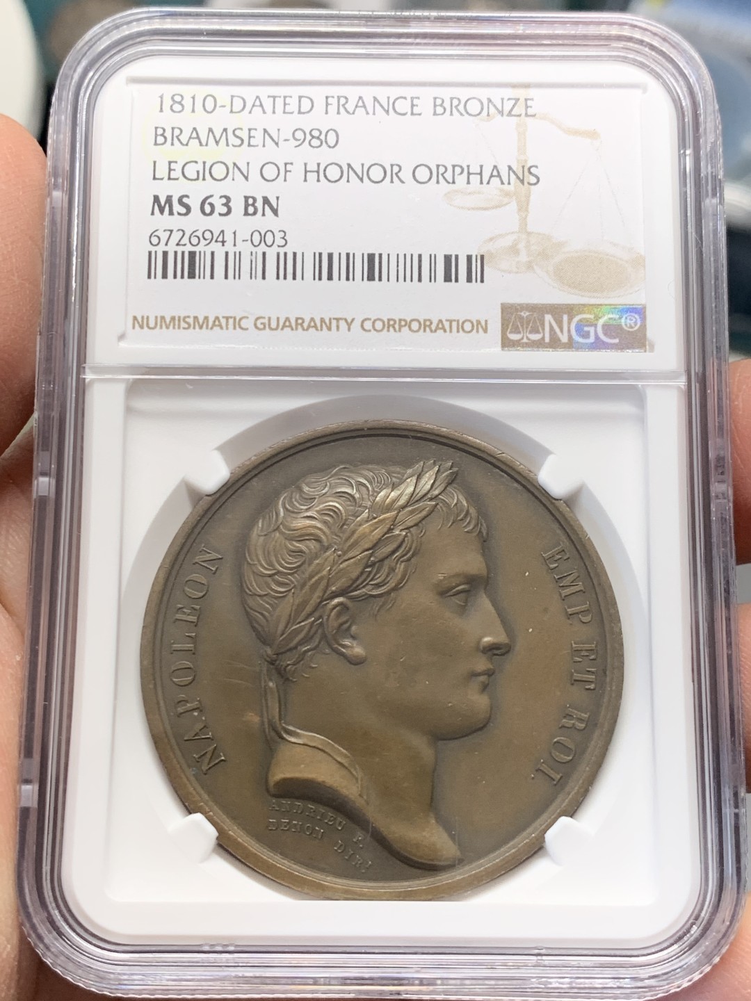 《竞宝斋》第141场-周日，周一 2场 (全场包邮) NGC-MS63BN 唯一亚军分 1810 法国拿破仑一世原铸铜章，设立荣誉军团孤儿教育之家。席地而坐的少女手捧书本，刻画细腻。加厚盒，巧克力包浆