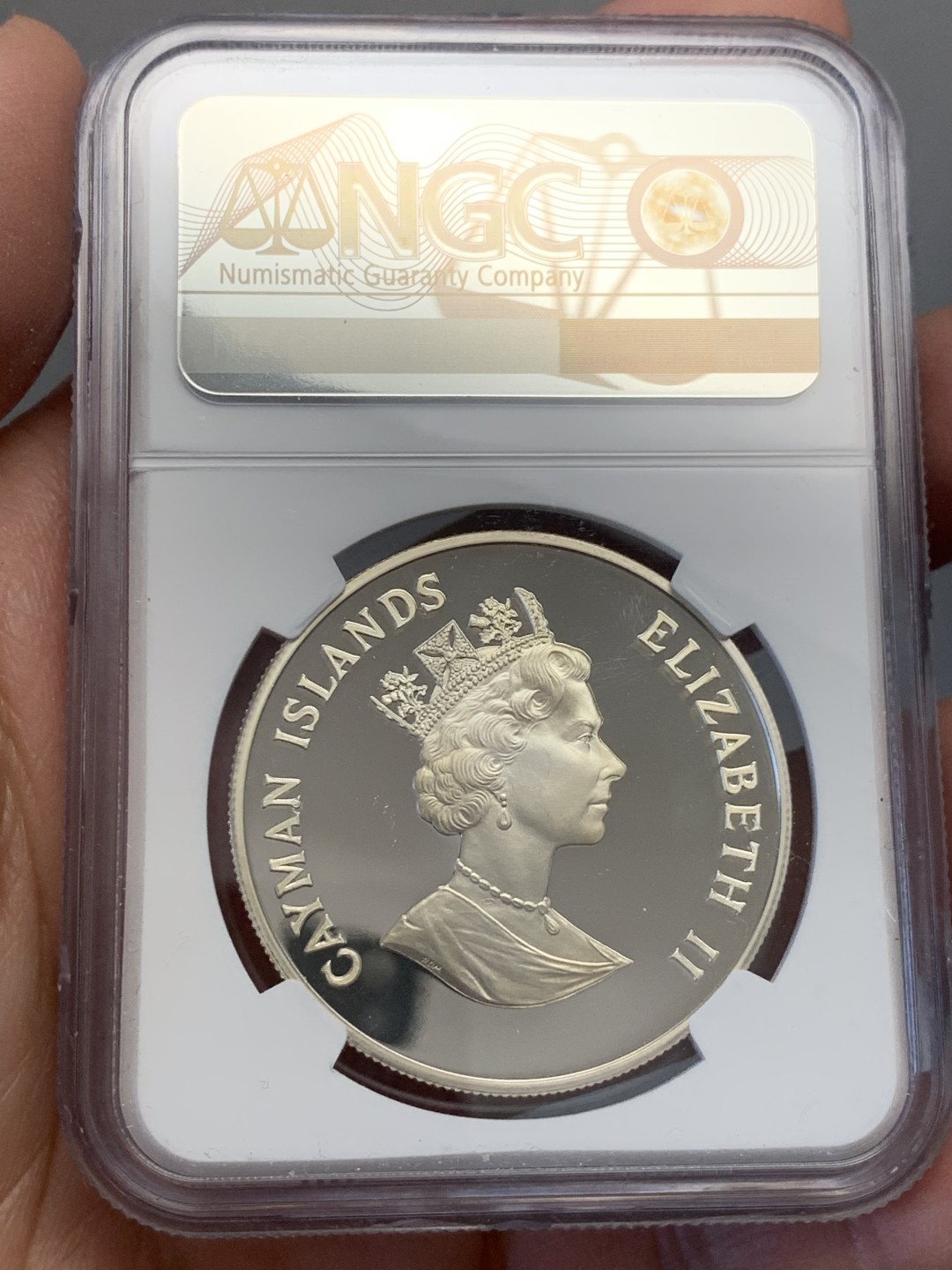 《竞宝斋》第141场-周日，周一 2场 (全场包邮) 冠军分 NGC-PF69 开曼群岛1996年 女王加冕纪念 5镑 精制大银币