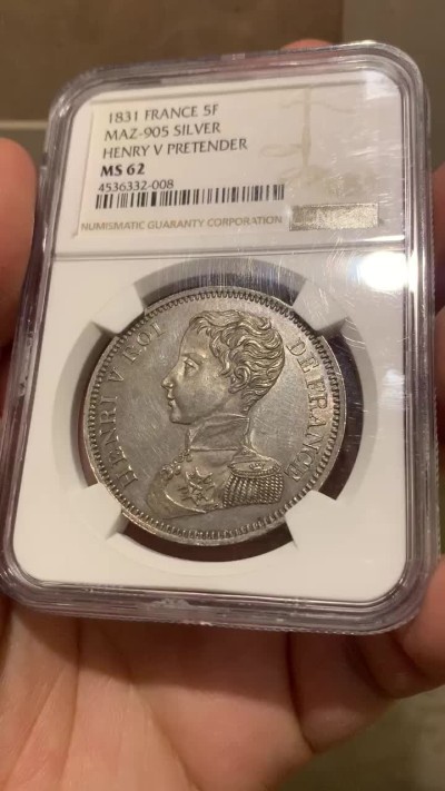 《竞宝斋》第141场-周日，周一 2场 (全场包邮) NGC-MS62 1831年法国亨利五世5法郎样币 亨利五世仅仅做了7天的法国国王就被迫让位给路易菲利普，他是正统派的拥立对象。此币铁灰包浆，状态不错