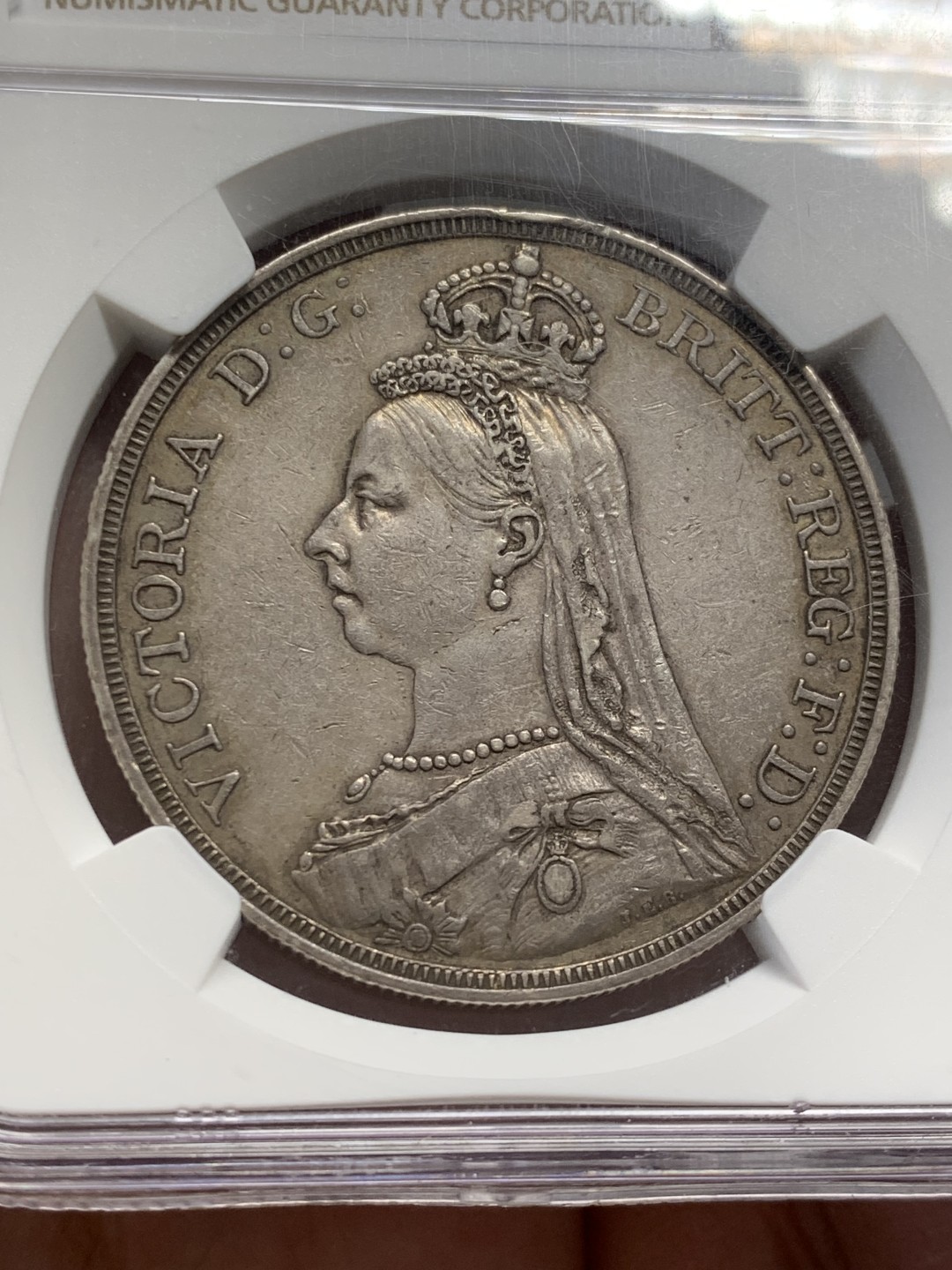 《竞宝斋》第141场-周日，周一 2场 (全场包邮) NGC AU53 英国 1887年 维多利亚女王 高冠版 马剑克朗大银币 原味包浆 出分不易