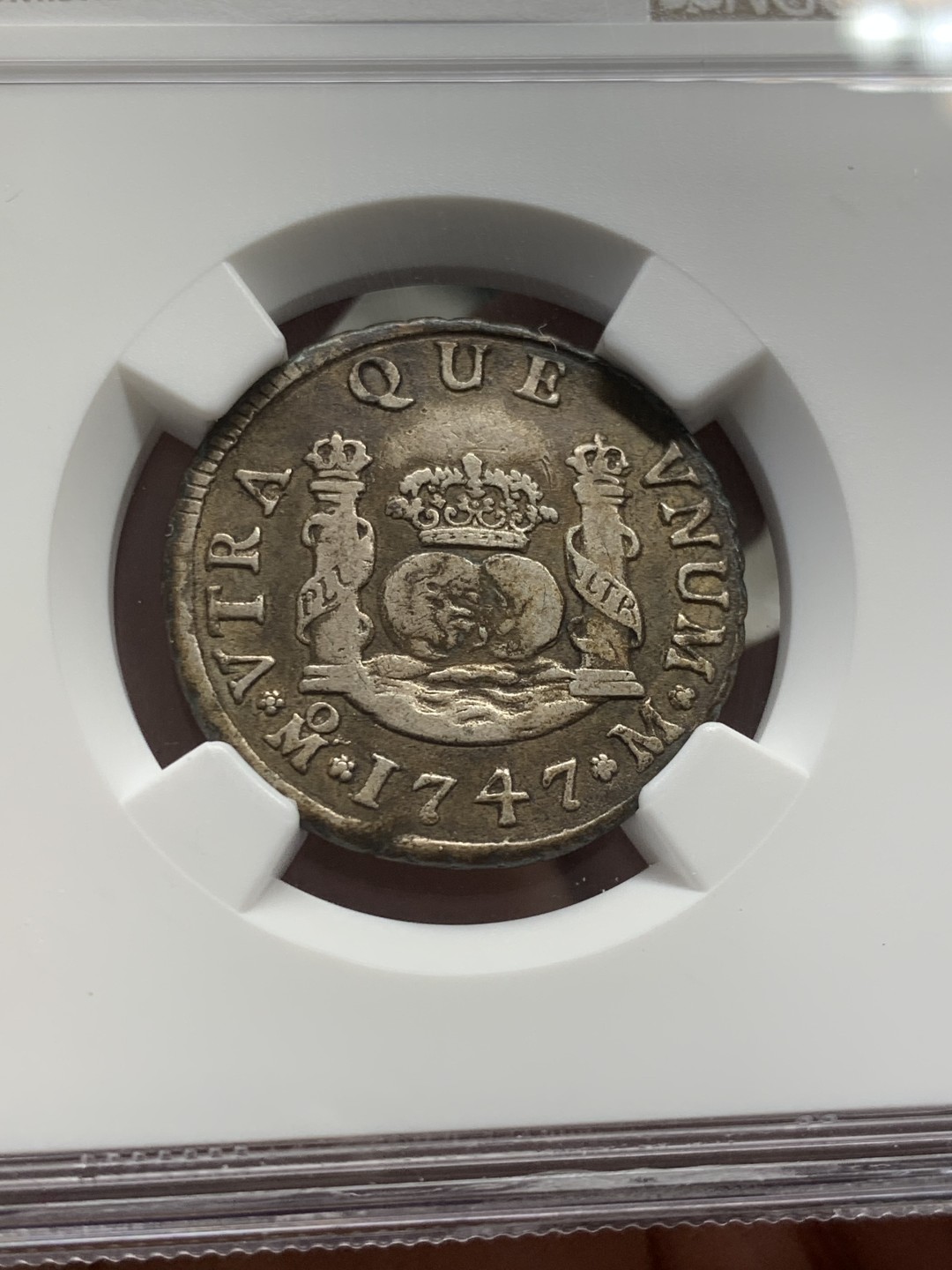 《竞宝斋》第141场-周日，周一 2场 (全场包邮) NGC VF 1747年墨西哥费南迪六世地球双柱2里亚尔银币