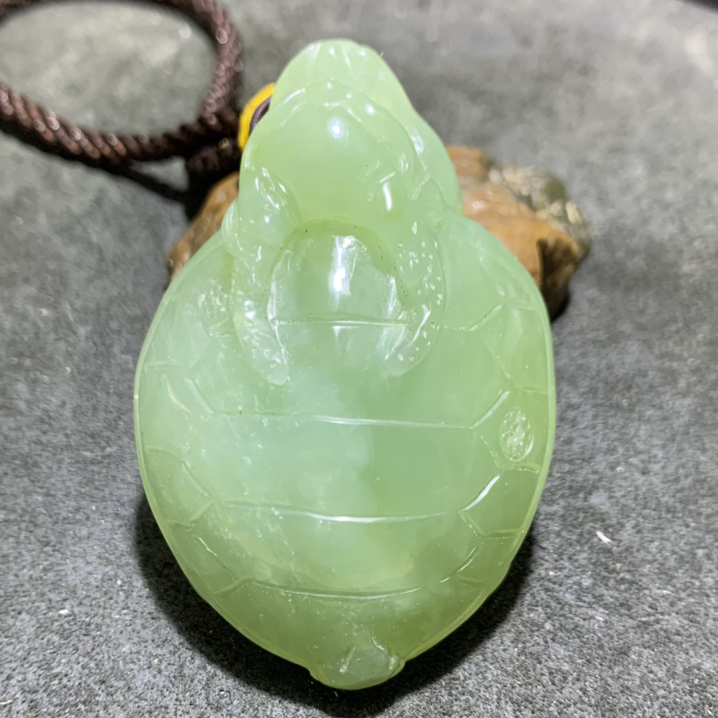精美岫玉180料雕刻龙龟把件一个