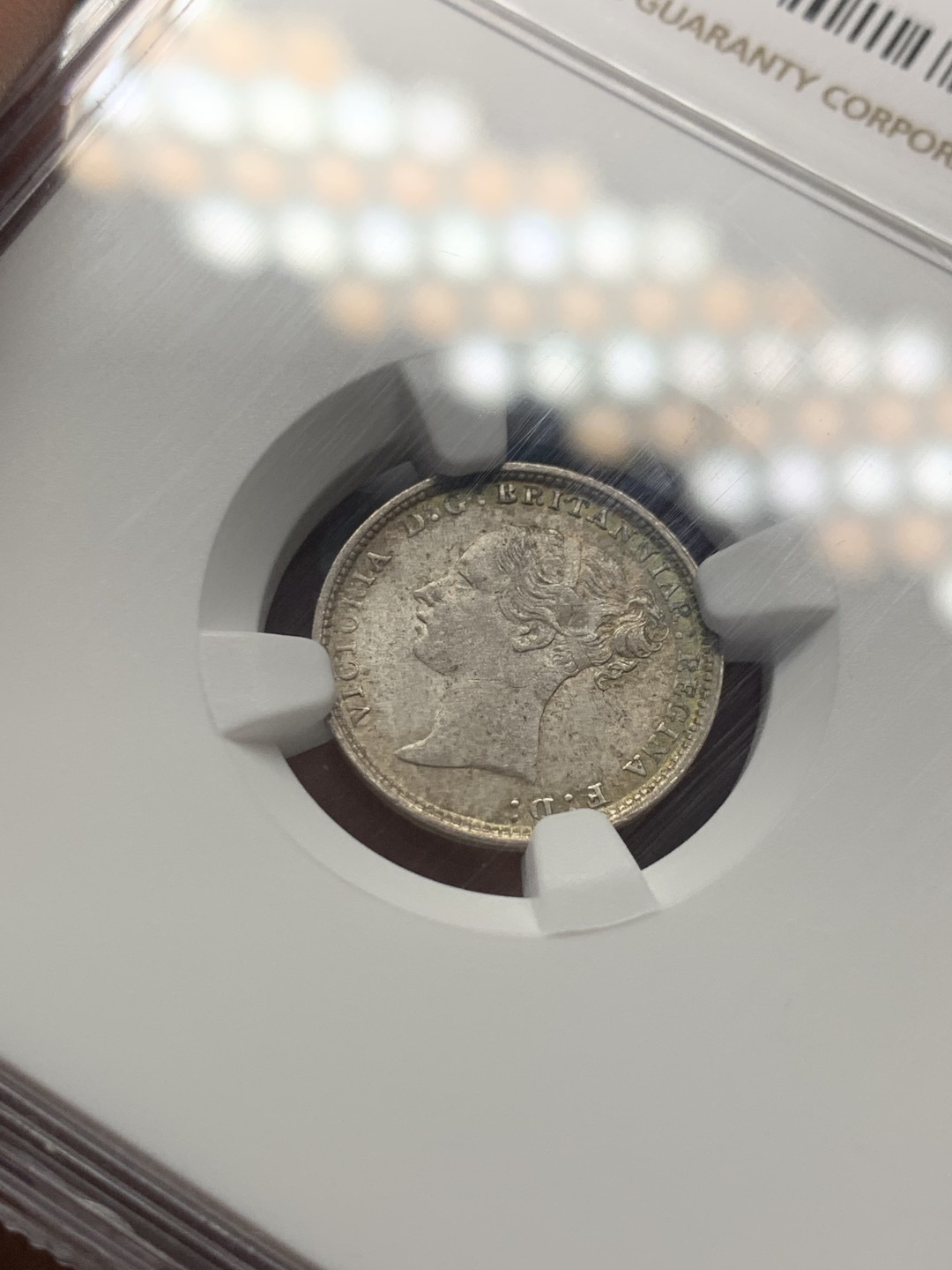 《竞宝斋》第141场-周日，周一 2场 (全场包邮) NGC MS 63 1884年英国小维3便士银币 五彩包浆状态好