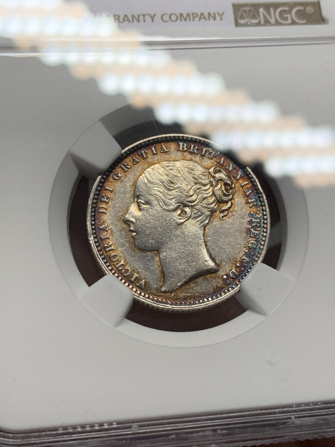 《竞宝斋》第141场-周日，周一 2场 (全场包邮) NGC-AU 英国1872年 维多利亚女王年轻版 1先令银币 带彩包浆 非常漂亮