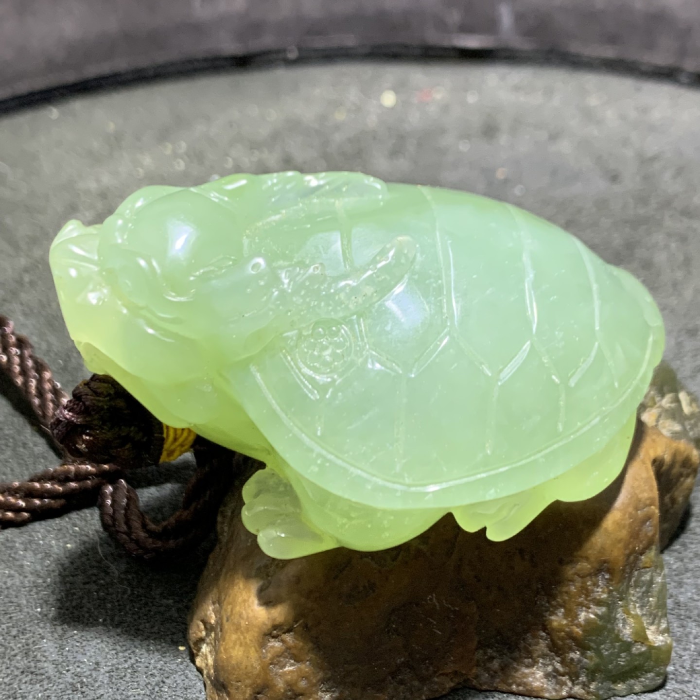 精美岫玉180料雕刻龙龟把件一个
