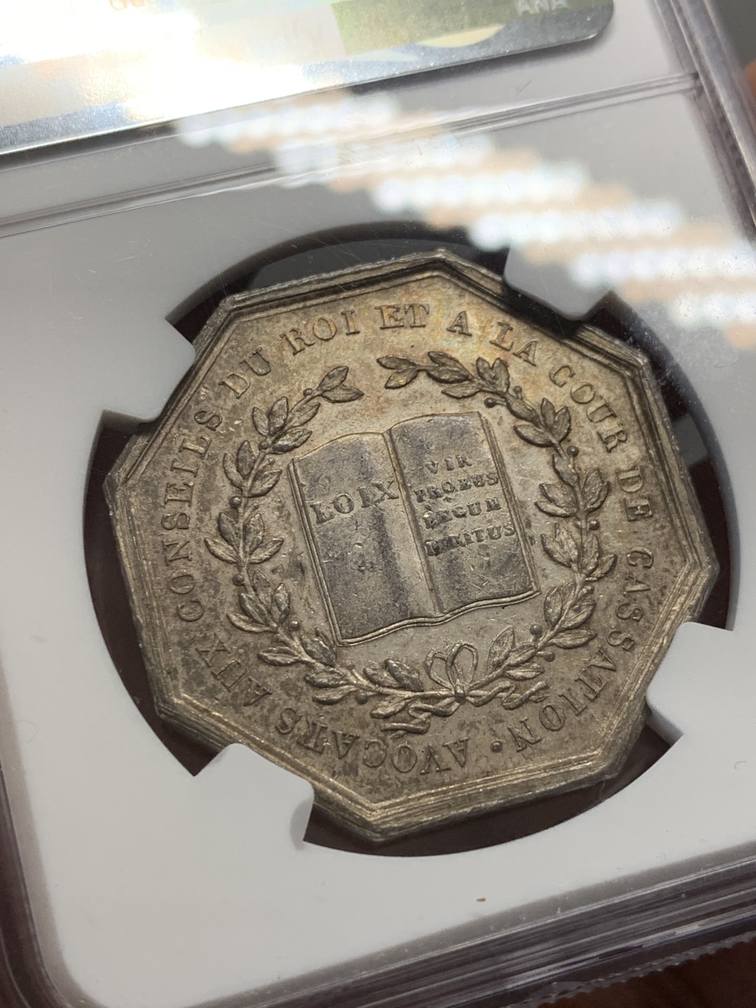 《竞宝斋》第141场-周日，周一 2场 (全场包邮) NGC-MS61 法国路易十八 皇家理事会 八角代币JETON 银制 顶级包浆和品相