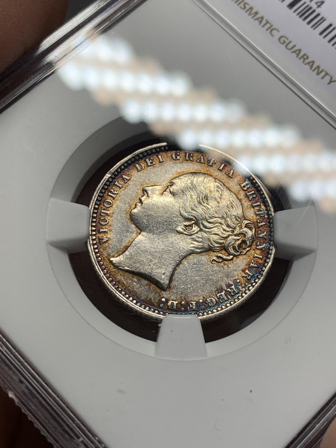 《竞宝斋》第141场-周日，周一 2场 (全场包邮) NGC-AU 英国1872年 维多利亚女王年轻版 1先令银币 带彩包浆 非常漂亮