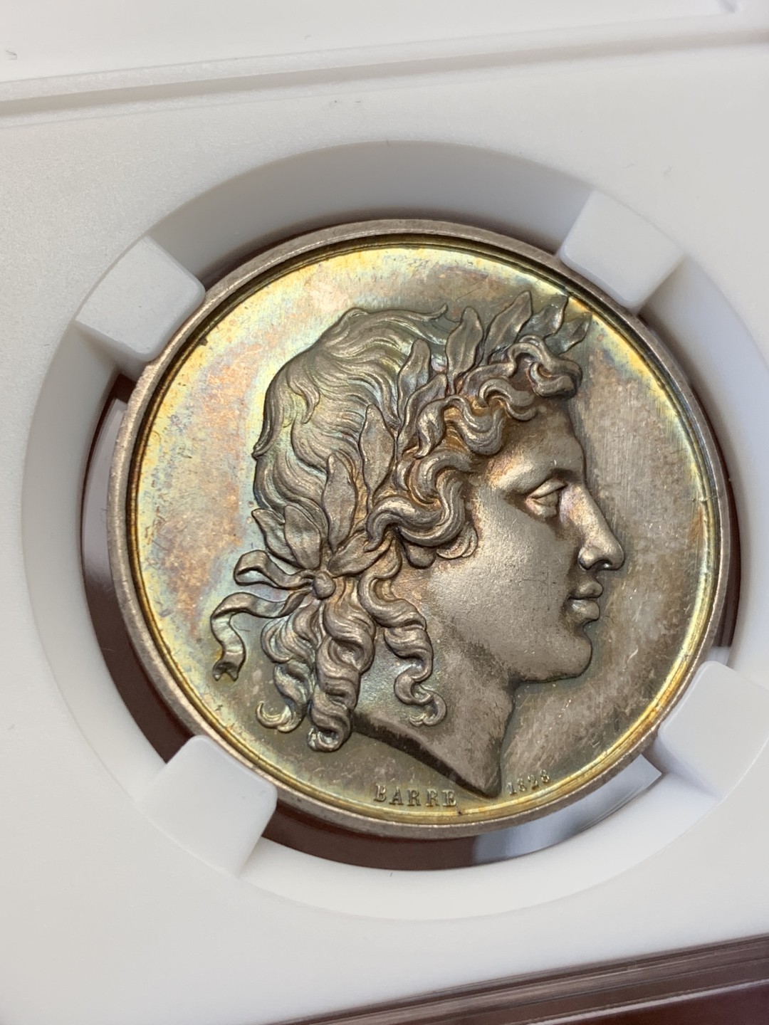 《竞宝斋》第141场-周日，周一 2场 (全场包邮) 法国银章，里昂科学文学艺术学院 金紫包浆，细节包浆一流，正面为太阳神阿波罗侧面相，15.33g，33.8mm，蜜蜂边铭（1860-1869）