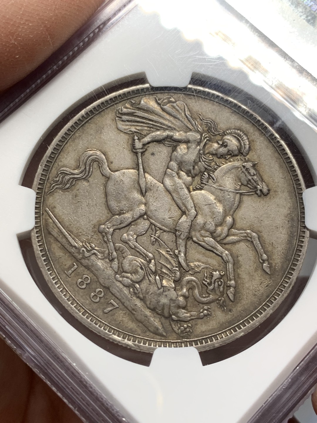 《竞宝斋》第141场-周日，周一 2场 (全场包邮) NGC AU53 英国 1887年 维多利亚女王 高冠版 马剑克朗大银币 原味包浆 出分不易