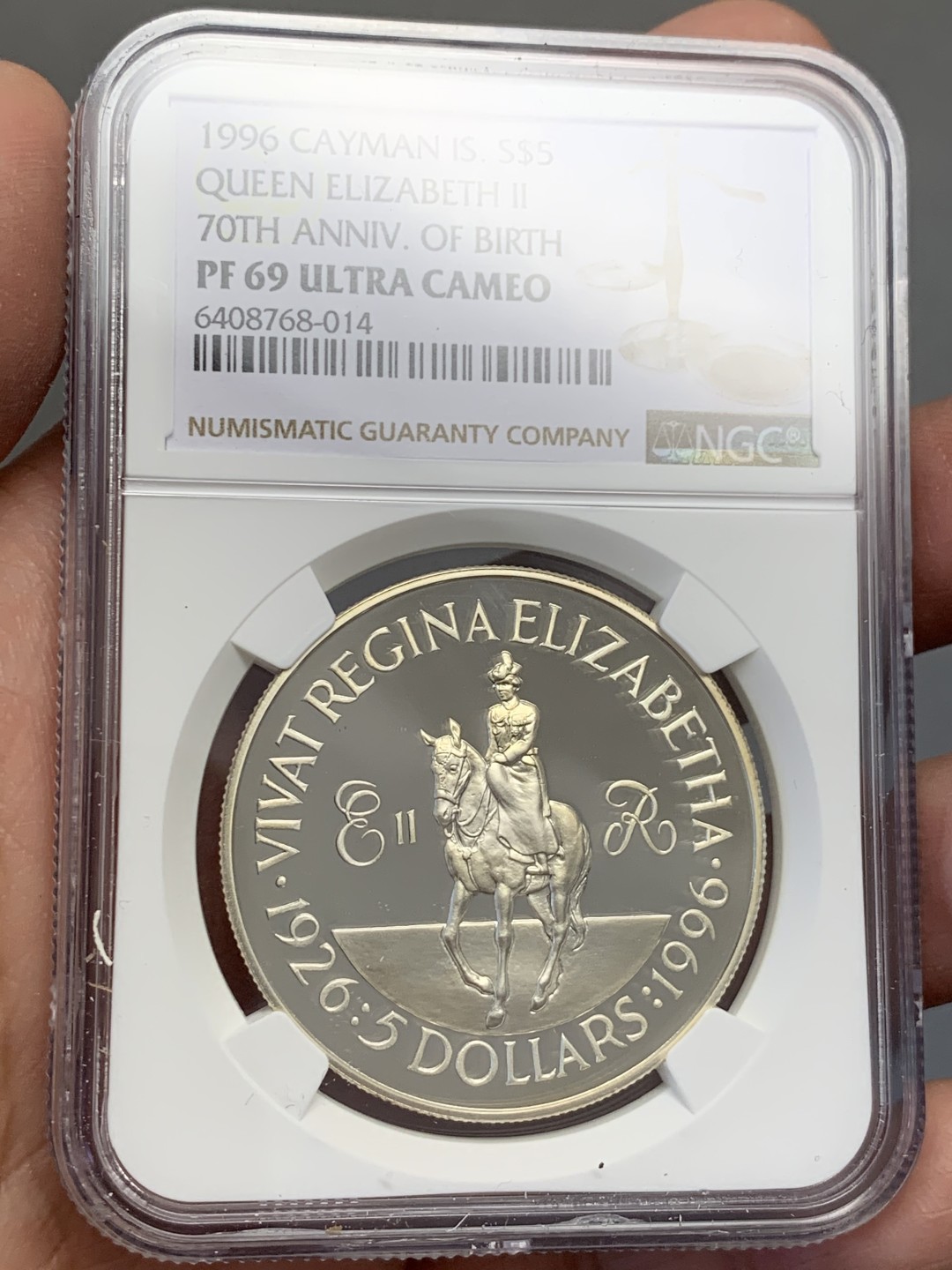 《竞宝斋》第141场-周日，周一 2场 (全场包邮) 冠军分 NGC-PF69 开曼群岛1996年 女王加冕纪念 5镑 精制大银币