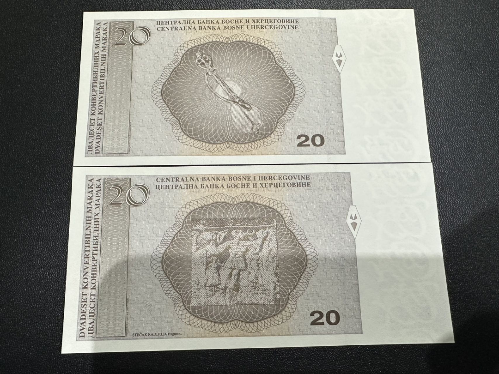 《外钞收藏家》第二百四十八期（波黑、阿尔巴尼亚、希腊专场） 波黑20马克克族版、塞族版一对	P65-66  全新UNC
