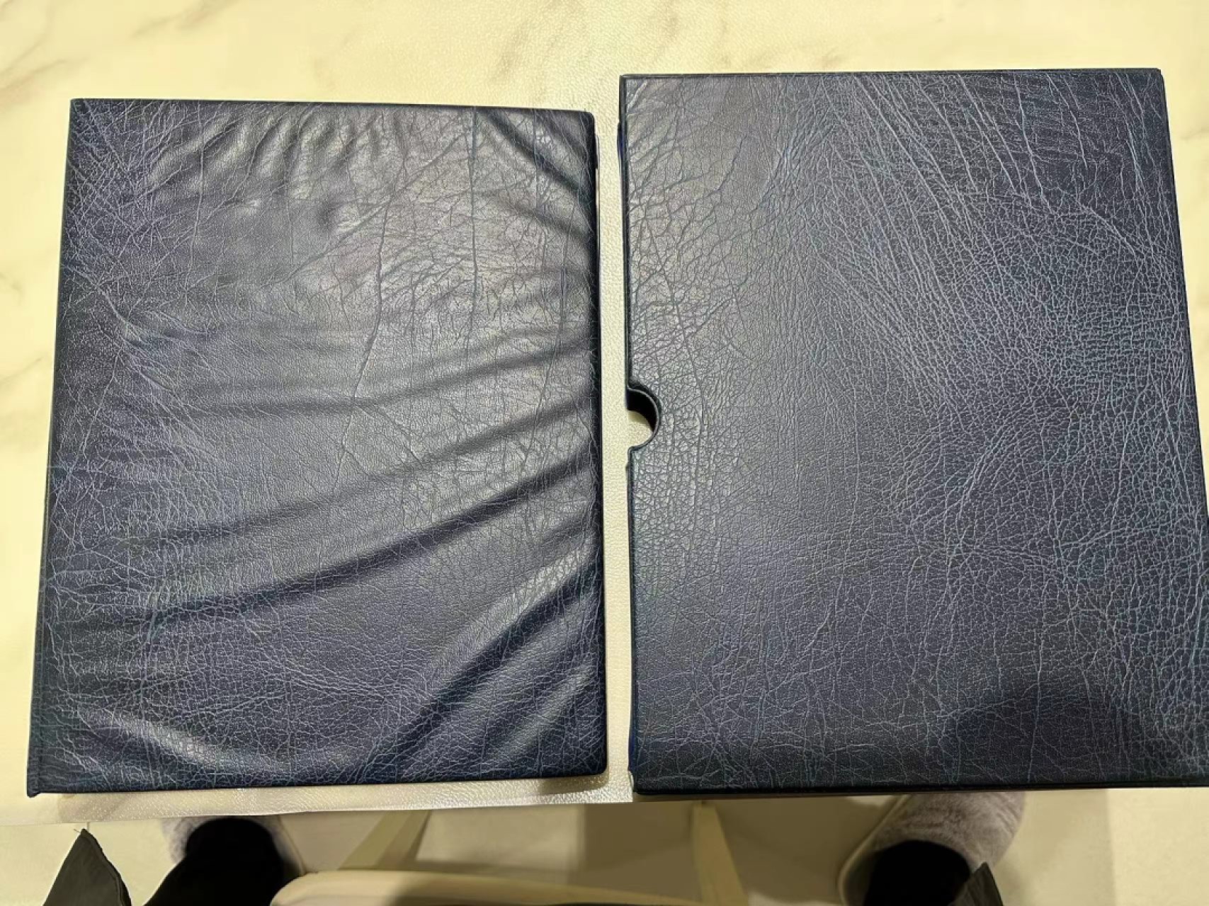 《外钞收藏家》第二百四十八期（波黑、阿尔巴尼亚、希腊专场） 德国蓝色灯塔收藏册，带2格+3格透明页+黑色分隔页（3页+28页+32页），二手