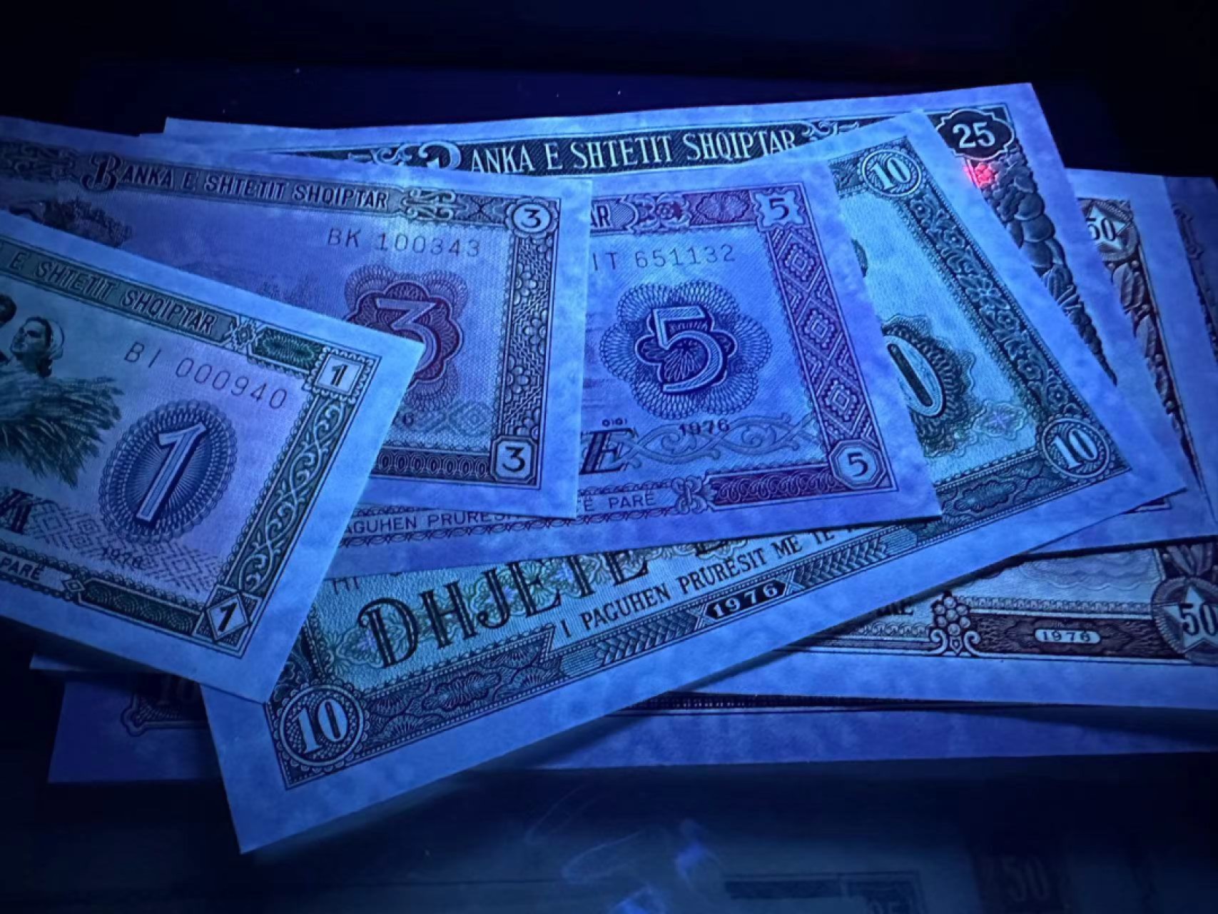 《外钞收藏家》第二百四十八期（波黑、阿尔巴尼亚、希腊专场） 阿尔巴尼亚1976年全套7枚，1-100列克	P40-46 有受潮