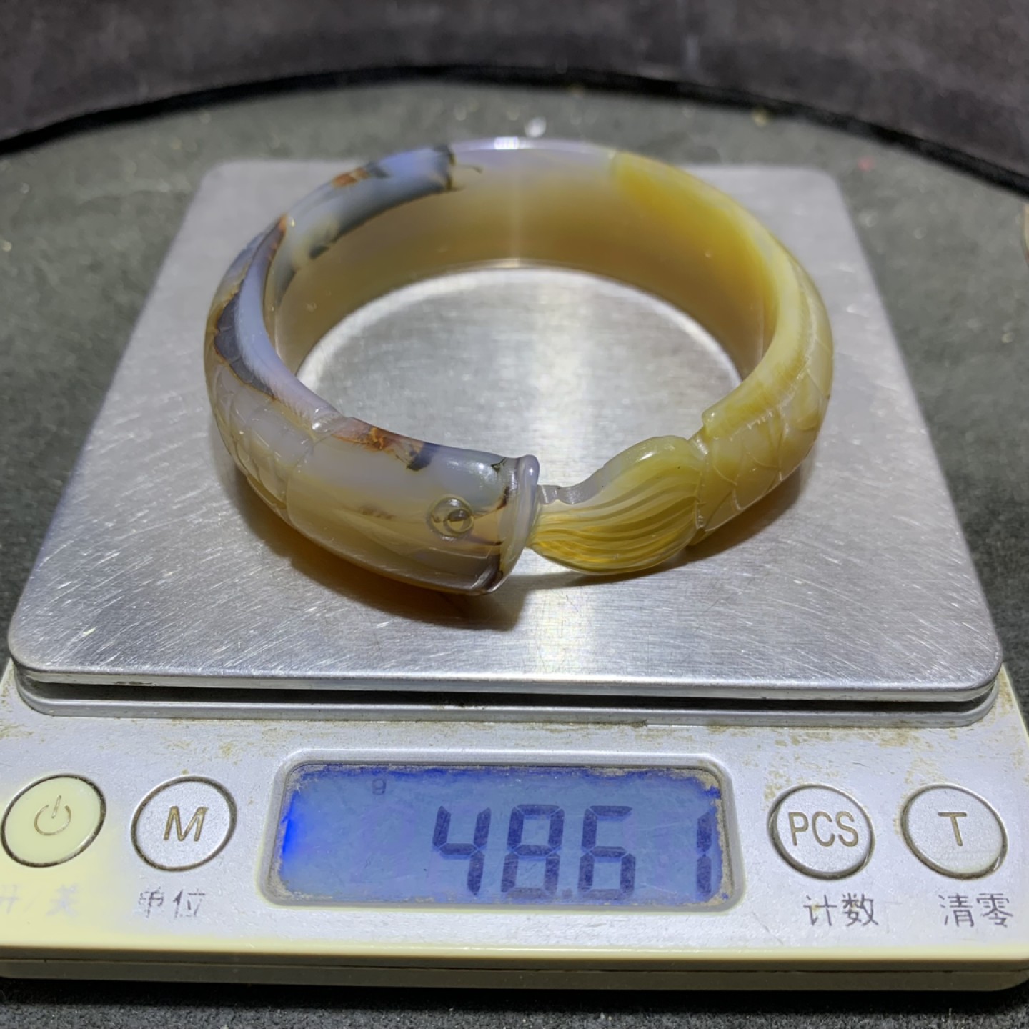 精美巴西玛瑙雕刻龙鱼手镯一只