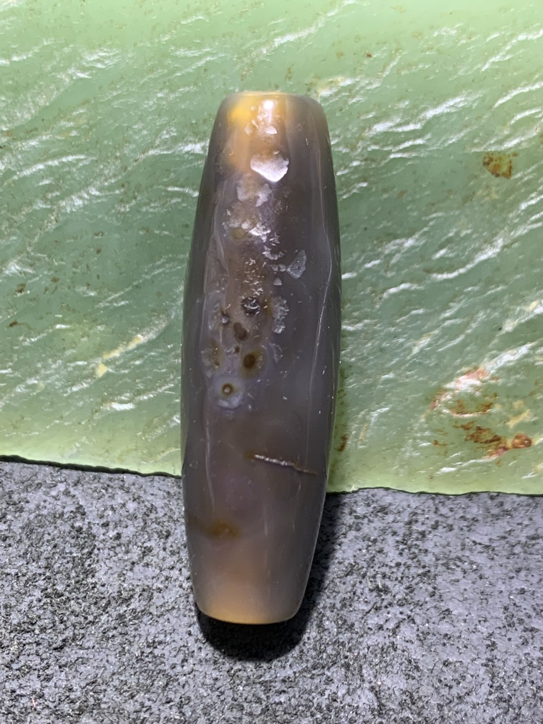 高玉化风化纹玛瑙随形桶珠一颗，